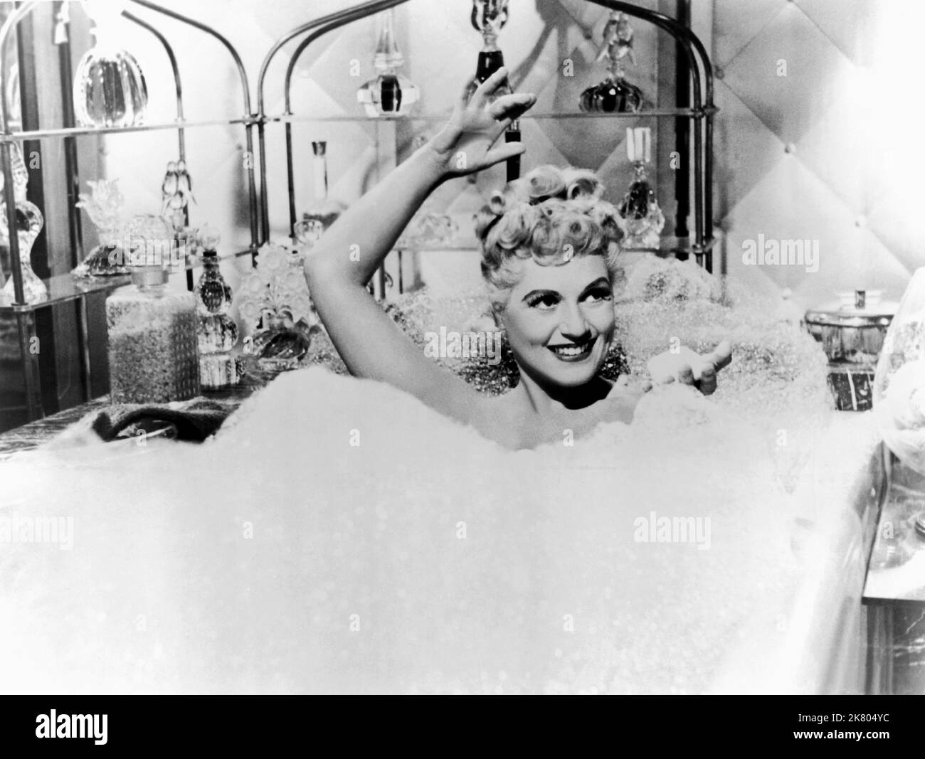Judy Holliday Film IT Could Happening to You (1954) Charaktere: Gladys Glover Regie: George Cukor 15. Januar 1954 **WARNUNG** dieses Foto ist nur für redaktionelle Zwecke bestimmt und unterliegt dem Copyright von COLUMBIA und/oder dem Fotografen, der von der Film or Production Company zugewiesen wurde. Es kann nur durch Veröffentlichungen in Verbindung mit der Werbung für den oben genannten Film reproduziert werden. Eine obligatorische Gutschrift für COLUMBIA ist erforderlich. Der Fotograf sollte ebenfalls angerechnet werden, wenn er bekannt ist. Ohne schriftliche Genehmigung der Film Company kann keine kommerzielle Nutzung gewährt werden. Stockfoto