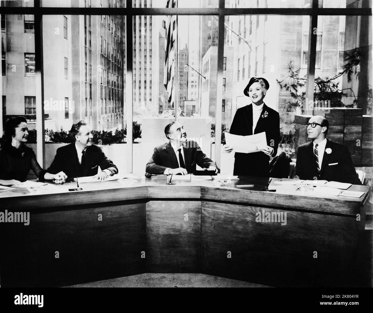 Paul Douglas & Judy Holliday Film: The Solid Gold Cadillac (1954) Charaktere: Edward L. McKeever & Laura Partridge Regie: Richard Quine 22. August 1956 **WARNUNG** Dieses Foto ist nur für redaktionelle Verwendung bestimmt und unterliegt dem Copyright von COLUMBIA PICTURES und/oder des Fotografen, der von der Film- oder Produktionsfirma beauftragt wurde und darf nur von Publikationen im Zusammenhang mit der Bewerbung des oben genannten Films reproduziert werden. Eine obligatorische Gutschrift für COLUMBIA PICTURES ist erforderlich. Der Fotograf sollte auch bei Bekanntwerden des Fotos gutgeschrieben werden. Ohne schriftliche Genehmigung der Film Compa kann keine kommerzielle Nutzung gewährt werden Stockfoto