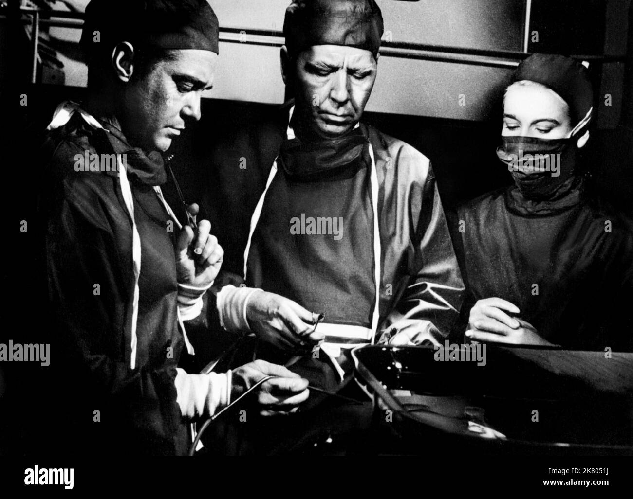 Richard Todd, Alexander Knox & Betsy Drake Film: Intent to Kill (1957) Charaktere: Dr. Bob McLaurin,Dr. McNeil & Dr. Nancy Ferguson Director: Jack Cardiff 10. November 1958 **WARNUNG** Dieses Foto ist nur für redaktionelle Verwendung bestimmt und unterliegt dem Copyright von 20. CENTURY FOX und/oder des Fotografen, die von der Film- oder Produktionsfirma beauftragt wurden.Es kann nur von Publikationen im Zusammenhang mit der Bewerbung des oben genannten Films reproduziert werden. Eine obligatorische Gutschrift an 20. CENTURY FOX ist erforderlich. Der Fotograf sollte auch bei Bekanntwerden des Fotos gutgeschrieben werden. Ohne schriftliche Genehmigung kann keine kommerzielle Nutzung gewährt werden Stockfoto