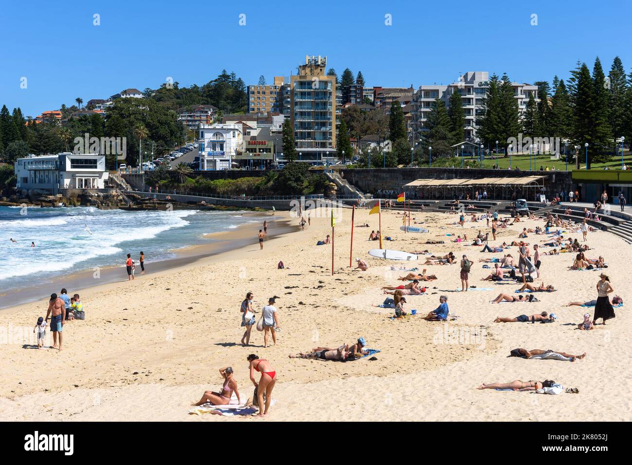 Sonnenbaden am Coogee Beach an einem warmen Frühlingstag Stockfoto