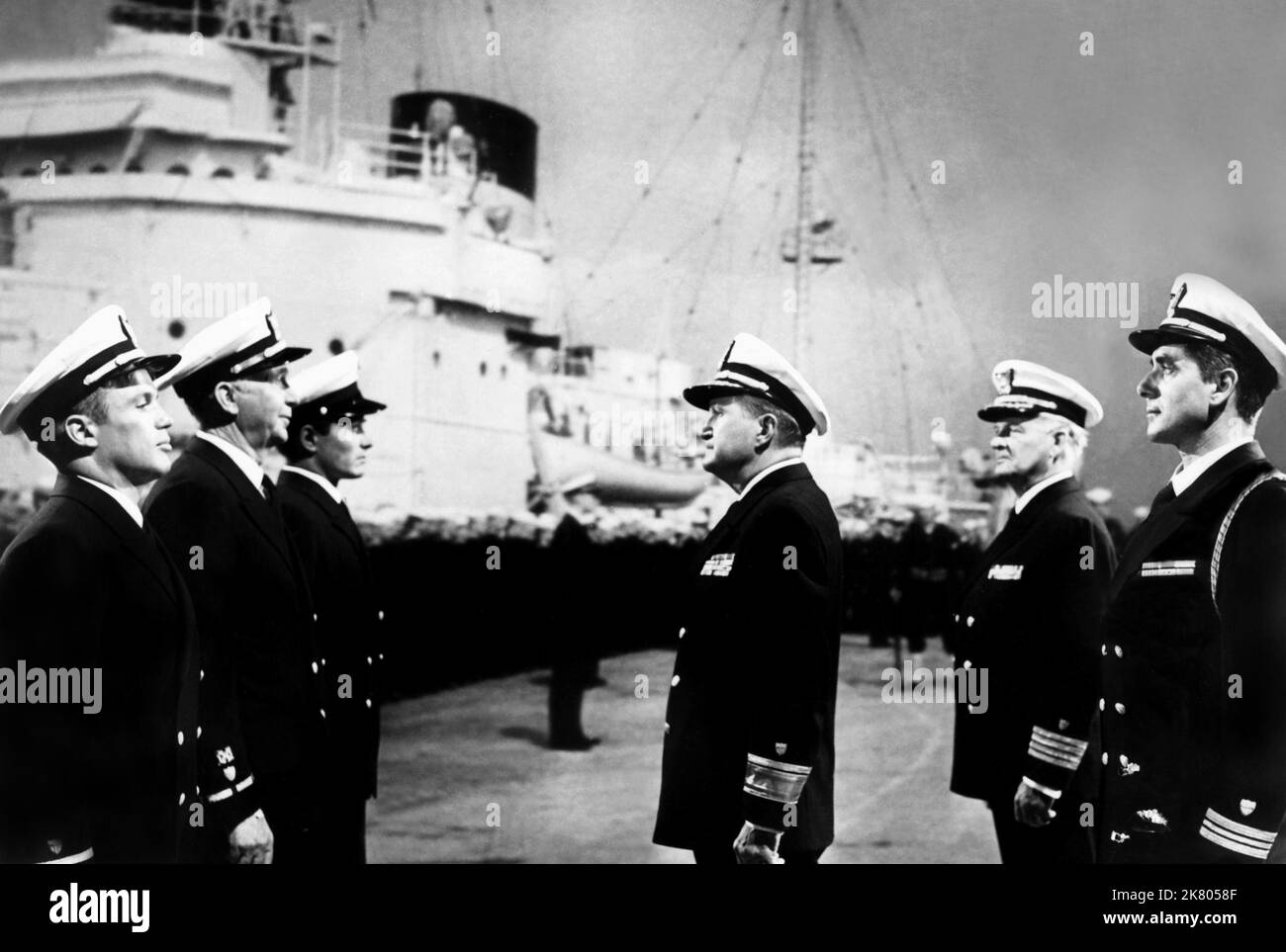 Walter Brennan & Barton Maclane Film: Sea of Lost Ships (1951) Charaktere: C.P.O 'Chief' O'Malley & Capt. Jack Matthews Regie: Joseph Kane 01 February 1954 **WARNUNG** Dieses Foto ist nur für redaktionelle Zwecke bestimmt und unterliegt dem Copyright der REPUBLIK und/oder des Fotografen, der von der Film- oder Produktionsfirma beauftragt wurde, und kann nur von Publikationen im Zusammenhang mit der Bewerbung des oben genannten Films reproduziert werden. Eine obligatorische Gutschrift an REPUBLIK ist erforderlich. Der Fotograf sollte auch bei Bekanntwerden des Fotos gutgeschrieben werden. Ohne schriftliche Genehmigung der Film Company kann keine kommerzielle Nutzung gewährt werden. Stockfoto