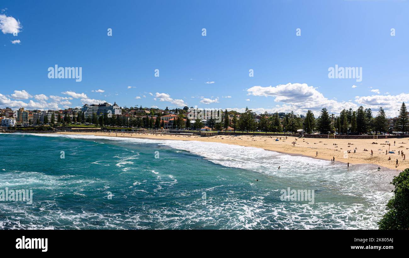 Ein Panoramablick auf Coogee Beach an einem warmen Frühlingstag Stockfoto
