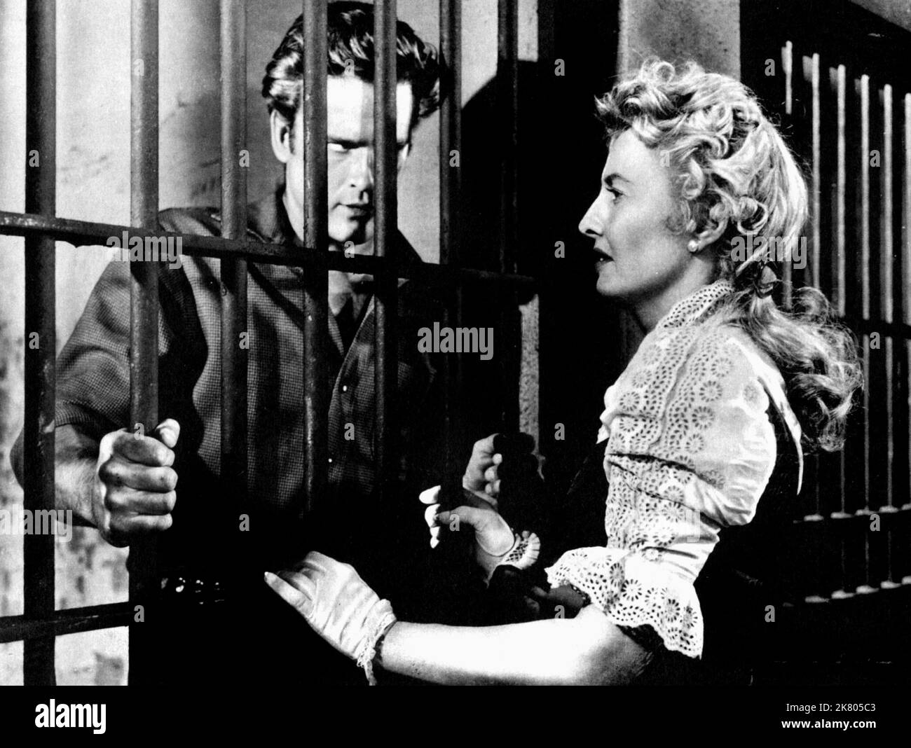 John Ericson & Barbara Stanwyck Film: Forty Guns (1957) Charaktere: Brockie Drummond & Jessica Drummond Regie: Samuel Fuller 01 April 1957 **WARNUNG** Dieses Foto ist nur für redaktionelle Zwecke bestimmt und unterliegt dem Copyright von GLOBE und/oder des Fotografen, der von der Film- oder Produktionsfirma beauftragt wurde und darf nur von Publikationen im Zusammenhang mit der Bewerbung des oben genannten Films reproduziert werden. Eine obligatorische Gutschrift an GLOBE ist erforderlich. Der Fotograf sollte auch bei Bekanntwerden des Fotos gutgeschrieben werden. Ohne schriftliche Genehmigung der Film Company kann keine kommerzielle Nutzung gewährt werden. Stockfoto