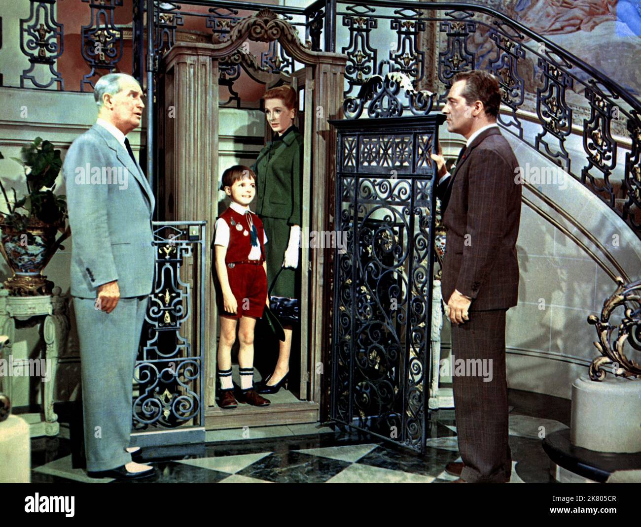 Maurice Chevalier, Martin Stephens, Deborah Kerr & Rossano Brazzi Film: Count Your Blessings (1959) Charaktere: Duc de St. Cloud,Sigismond,Grace Allingham & Charles Edouard de Valhubert Regie: Jean Negulesco 23. April 1959 **WARNUNG** Dieses Foto ist nur für redaktionelle Zwecke bestimmt und unterliegt dem Copyright von MGM und/oder dem Fotografen, der von der Film- oder Produktionsfirma beauftragt wurde, und kann nur von Publikationen im Zusammenhang mit der Bewerbung des oben genannten Films reproduziert werden. Eine obligatorische Gutschrift an MGM ist erforderlich. Der Fotograf sollte auch bei Bekanntwerden des Fotos gutgeschrieben werden. Es kann keine kommerzielle Nutzung von wi gewährt werden Stockfoto