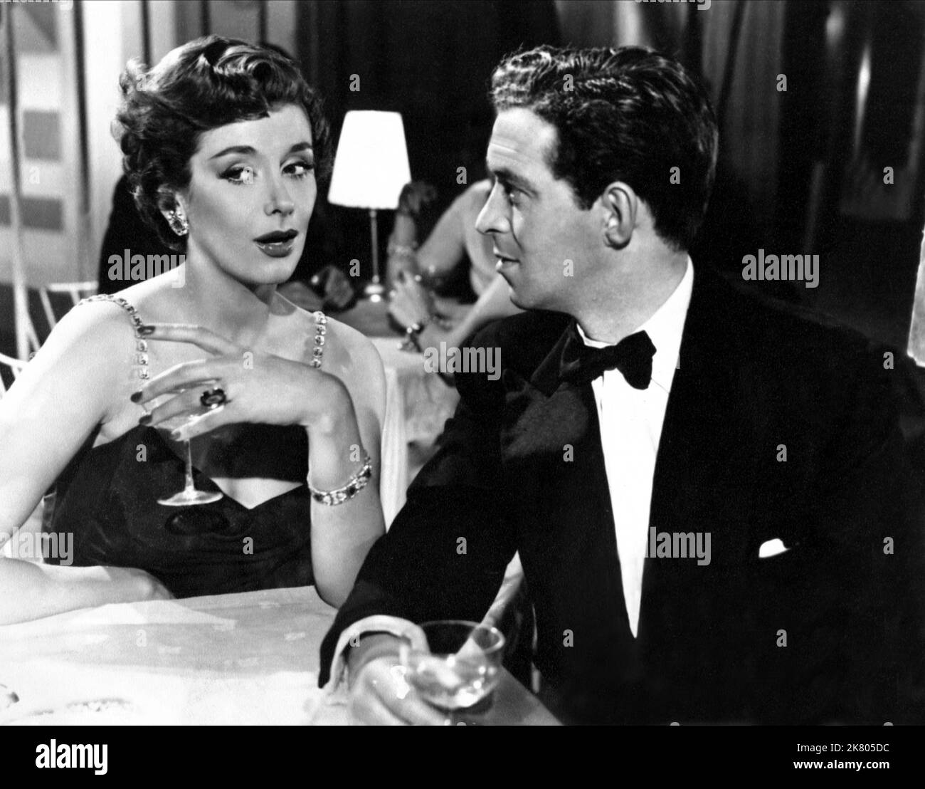 Kay Kendall & John Gregson Film: Genevieve (UK 1953) Charaktere: Rosalind Peters & Alan McKim Regie: Henry Cornelius 19 April 1953 **WARNUNG** Dieses Foto ist nur für redaktionelle Zwecke bestimmt und unterliegt dem Copyright von RANK und/oder des Fotografen, der von der Film- oder Produktionsfirma beauftragt wurde, und kann nur von Publikationen im Zusammenhang mit der Bewerbung des oben genannten Films reproduziert werden. Eine obligatorische Gutschrift für RANG ist erforderlich. Der Fotograf sollte auch bei Bekanntwerden des Fotos gutgeschrieben werden. Ohne schriftliche Genehmigung der Film Company kann keine kommerzielle Nutzung gewährt werden. Stockfoto