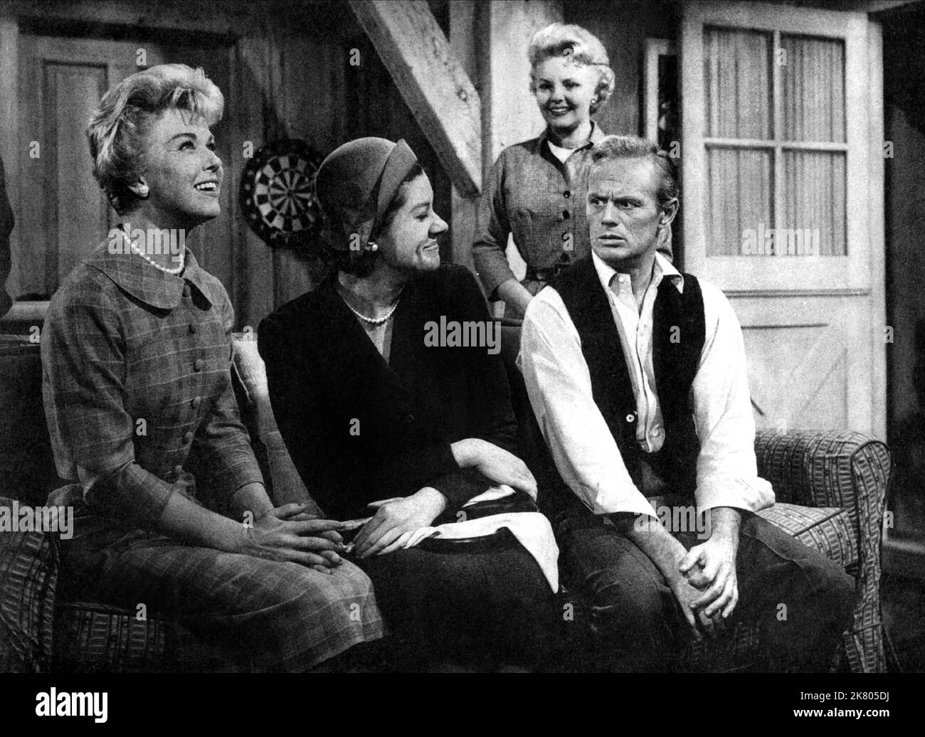 Doris Day, Gia Scala, Elisabeth Fraser & Richard Widmark Film: The Tunnel of Love (USA 1958) Charaktere: Isolde Poole,Estelle Novick,Alice Pepper & August 'Augie' Poole Regie: Gene Kelly 07. November 1958 **WARNUNG** Dieses Foto ist nur für redaktionelle Zwecke bestimmt und unterliegt dem Copyright von MGM und/oder dem Fotografen, der von der Film- oder Produktionsfirma beauftragt wurde, und kann nur von Publikationen im Zusammenhang mit der Bewerbung des oben genannten Films reproduziert werden. Eine obligatorische Gutschrift an MGM ist erforderlich. Der Fotograf sollte auch bei Bekanntwerden des Fotos gutgeschrieben werden. Ohne schriftliche Genehmigung kann keine kommerzielle Nutzung gewährt werden Stockfoto