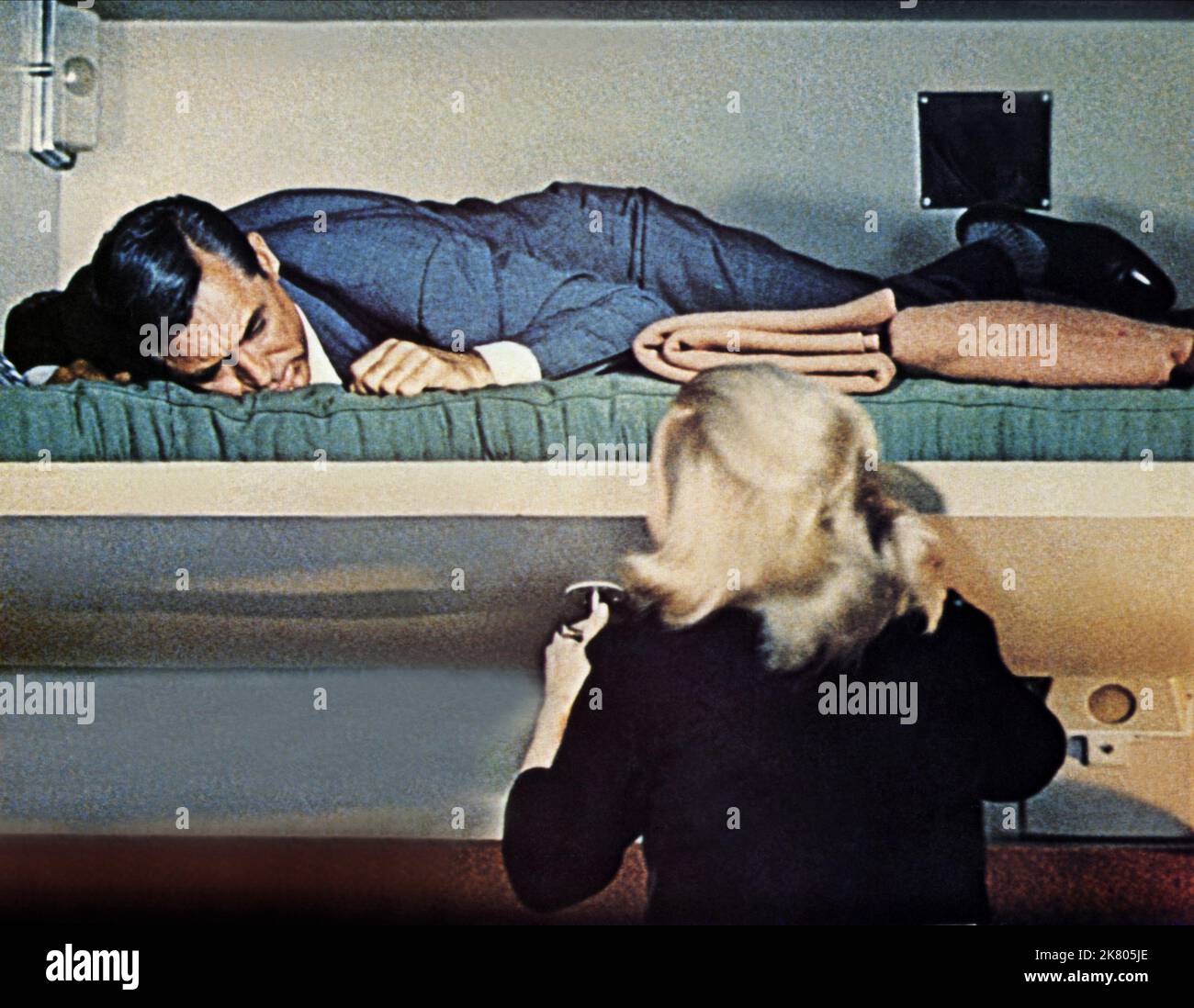 Cary Grant & Eva Marie Saint Film North by Northwest (USA 1959) Charaktere: Roger O. Thornhill & Eve Kendall Regie: Alfred Hitchcock 17. Juli 1959 **WARNUNG** dieses Foto ist nur für redaktionelle Zwecke bestimmt und unterliegt dem Copyright von MGM und/oder dem Fotografen, der von der Film- oder Produktionsgesellschaft zugewiesen wurde. Es kann nur durch Veröffentlichungen in Verbindung mit der Werbung für den oben genannten Film reproduziert werden. Eine obligatorische Gutschrift an MGM ist erforderlich. Der Fotograf sollte ebenfalls angerechnet werden, wenn er bekannt ist. Ohne schriftliche Genehmigung der Film Company kann keine kommerzielle Nutzung gewährt werden. Stockfoto
