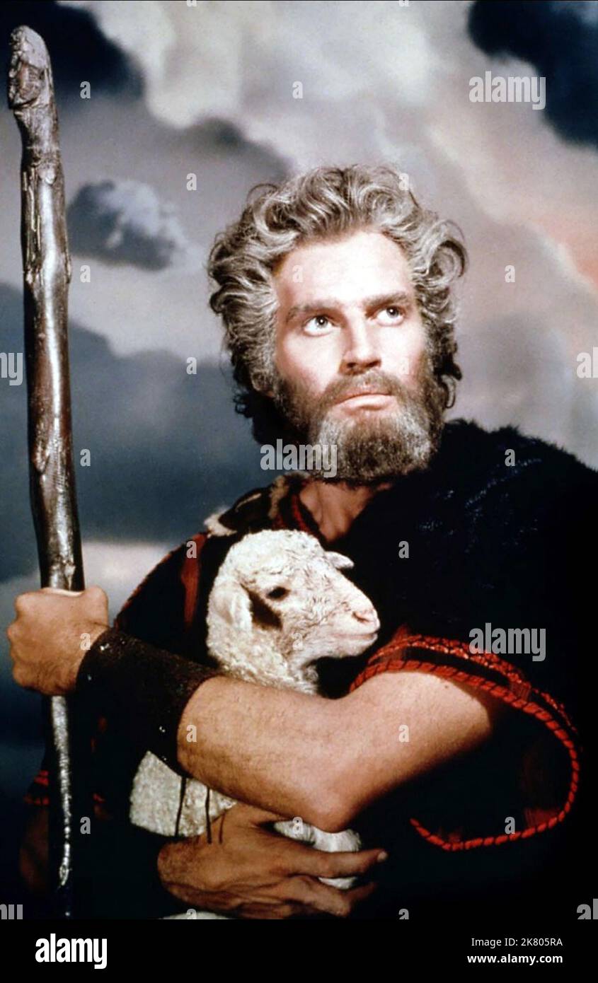 Charlton Heston Film The Ten Commandments (USA 1956) Charaktere: MOSES Regie: Cecil B. DeMille 05. Oktober 1956 **WARNUNG** dieses Foto ist nur für redaktionelle Zwecke bestimmt und unterliegt dem Urheberrecht von UNIVERSAL und/oder dem Fotografen, der von der Film or Production Company zugewiesen wurde. Es kann nur durch Veröffentlichungen in Verbindung mit der Werbung für den oben genannten Film reproduziert werden. Eine obligatorische Gutschrift für UNIVERSAL ist erforderlich. Der Fotograf sollte ebenfalls angerechnet werden, wenn er bekannt ist. Ohne schriftliche Genehmigung der Film Company kann keine kommerzielle Nutzung gewährt werden. Stockfoto