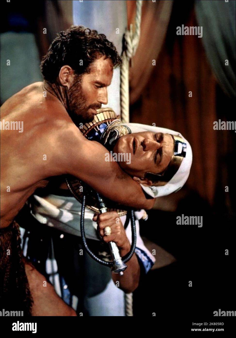 Charlton Heston & Yul Brynner Film The Ten Commandments (USA 1956) Charaktere: MOSES, RAMESES Regie: Cecil B. DeMille 05. Oktober 1956 **WARNUNG** dieses Foto ist nur für redaktionelle Zwecke bestimmt und unterliegt dem Copyright von UNIVERSAL und/oder dem Fotografen, der von der Film or Production Company zugewiesen wurde. Es kann nur durch Veröffentlichungen in Verbindung mit der Werbung für den oben genannten Film reproduziert werden. Eine obligatorische Gutschrift für UNIVERSAL ist erforderlich. Der Fotograf sollte ebenfalls angerechnet werden, wenn er bekannt ist. Ohne schriftliche Genehmigung der Film Company kann keine kommerzielle Nutzung gewährt werden. Stockfoto