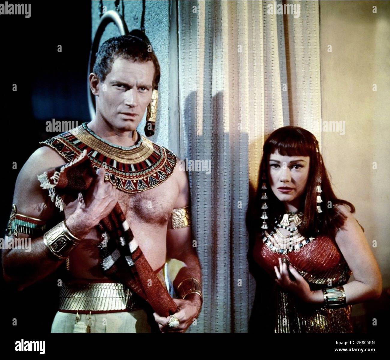 Charlton Heston & Anne Baxter Film The Ten Commandments (USA 1956) Charaktere: MOSES, NEFRETIRI Regie: Cecil B. DeMille 05. Oktober 1956 **WARNUNG** dieses Foto ist nur für redaktionelle Zwecke bestimmt und unterliegt dem Urheberrecht von UNIVERSAL und/oder dem Fotografen, der von der Film or Production Company zugewiesen wurde. Es kann nur durch Veröffentlichungen in Verbindung mit der Werbung für den obigen Film reproduziert werden. Eine obligatorische Gutschrift für UNIVERSAL ist erforderlich. Der Fotograf sollte ebenfalls angerechnet werden, wenn er bekannt ist. Ohne schriftliche Genehmigung der Film Company kann keine kommerzielle Nutzung gewährt werden. Stockfoto