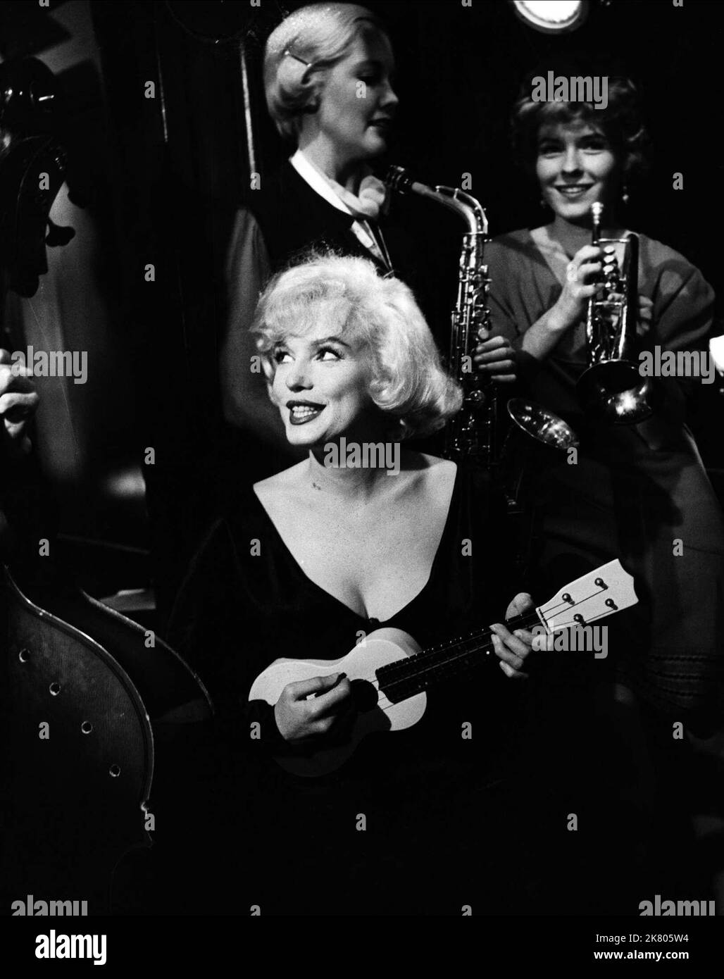 Marilyn Monroe Film Some Like IT Hot (USA 1959) Charaktere: Sugar Kane Kowalczyk Regie: Billy Wilder 19. März 1959 **WARNUNG** dieses Foto ist nur für redaktionelle Zwecke bestimmt und unterliegt dem Copyright der UNITED ARTISTS und/oder des Fotografen, der von der Film or Production Company zugewiesen wurde. Es kann nur durch Veröffentlichungen in Verbindung mit der Werbung für den oben genannten Film reproduziert werden. Eine obligatorische Gutschrift für UNITED ARTISTS ist erforderlich. Der Fotograf sollte ebenfalls angerechnet werden, wenn er bekannt ist. Ohne schriftliche Genehmigung der Film Company kann keine kommerzielle Nutzung gewährt werden. Stockfoto