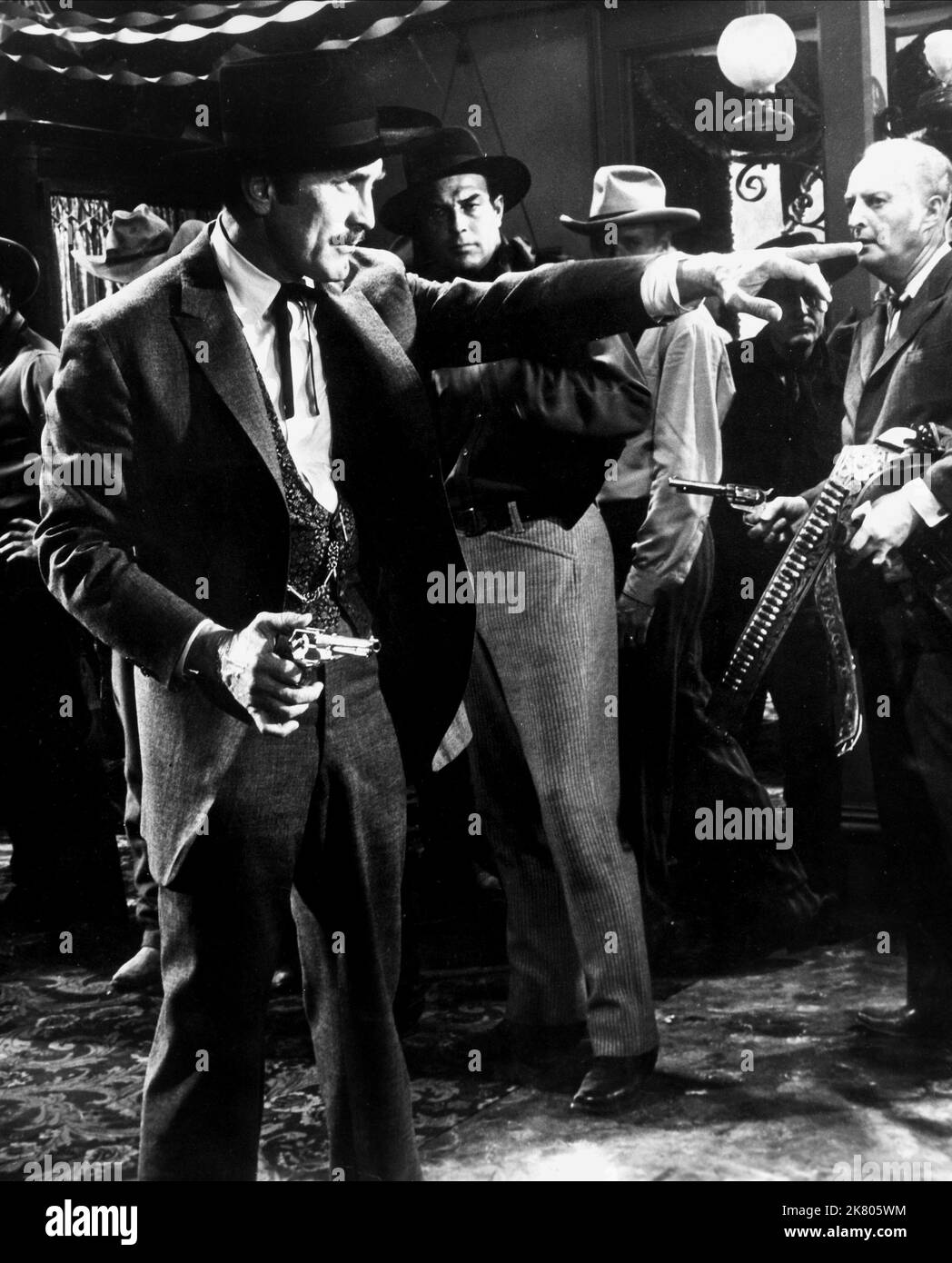 Kirk Douglas Film Gunfight at the O.K. Corral; Gunfight at the OK Corral (USA 1957) Charaktere: Dr. John 'Doc' Holliday Regisseur: John Sturges 30. Mai 1957 **WARNUNG** dieses Foto ist nur für redaktionelle Zwecke bestimmt und unterliegt dem Urheberrecht von PARAMOUNT und/oder dem Fotografen, der von der Film or Production Company zugewiesen wurde. Es ist eine obligatorische Gutschrift bis ÜBERGEORDNETEN BETRAG erforderlich. Der Fotograf sollte ebenfalls angerechnet werden, wenn er bekannt ist. Ohne schriftliche Genehmigung der Film Company kann keine kommerzielle Nutzung gewährt werden. Stockfoto