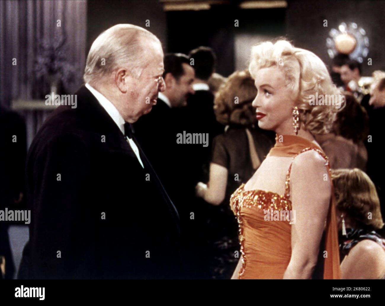Charles Coburn & Marilyn Monroe Film: Gentlemen Prefer Blondes (USA 1953) Charaktere: Sir Francis 'Piggy' Beekman, Lorelei Lee Regie: Howard Hawks 01 July 1953 **WARNUNG** Dieses Foto ist nur für den redaktionellen Gebrauch bestimmt und unterliegt dem Copyright von 20. CENTURY FOX und/oder des Fotografen, der von der Film- oder Produktionsfirma beauftragt wurde, und kann nur von Publikationen im Zusammenhang mit der Bewerbung des oben genannten Films reproduziert werden. Eine obligatorische Gutschrift an 20. CENTURY FOX ist erforderlich. Der Fotograf sollte auch bei Bekanntwerden des Fotos gutgeschrieben werden. Ohne schriftliche Genehmigung der Fil kann keine kommerzielle Nutzung gewährt werden Stockfoto
