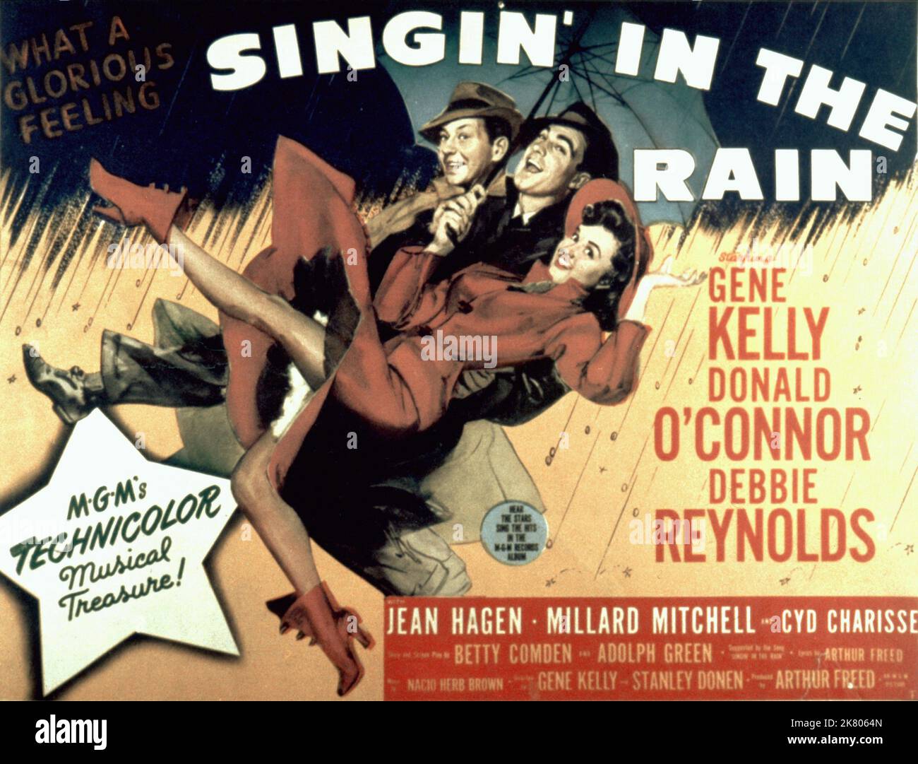 Donald O'Connor, Gene Kelly & Debbie Reynolds Poster Film: Singin' in the Rain: Singing in the Rain (USA 1952) Charaktere: Don Lockwood, Kathy Selden / Singin Regie: Stanley Donen & Gene Kelly 27 March 1952 **WARNUNG** Dieses Foto ist nur für redaktionelle Zwecke bestimmt und unterliegt dem Copyright von MGM und/oder dem Fotografen, der von der Film- oder Produktionsfirma beauftragt wurde, und kann nur durch Publikationen im Zusammenhang mit der Bewerbung des oben genannten Films reproduziert werden. Eine obligatorische Gutschrift an MGM ist erforderlich. Der Fotograf sollte auch bei Bekanntwerden des Fotos gutgeschrieben werden. Ohne schriftliche A kann keine kommerzielle Nutzung gewährt werden Stockfoto