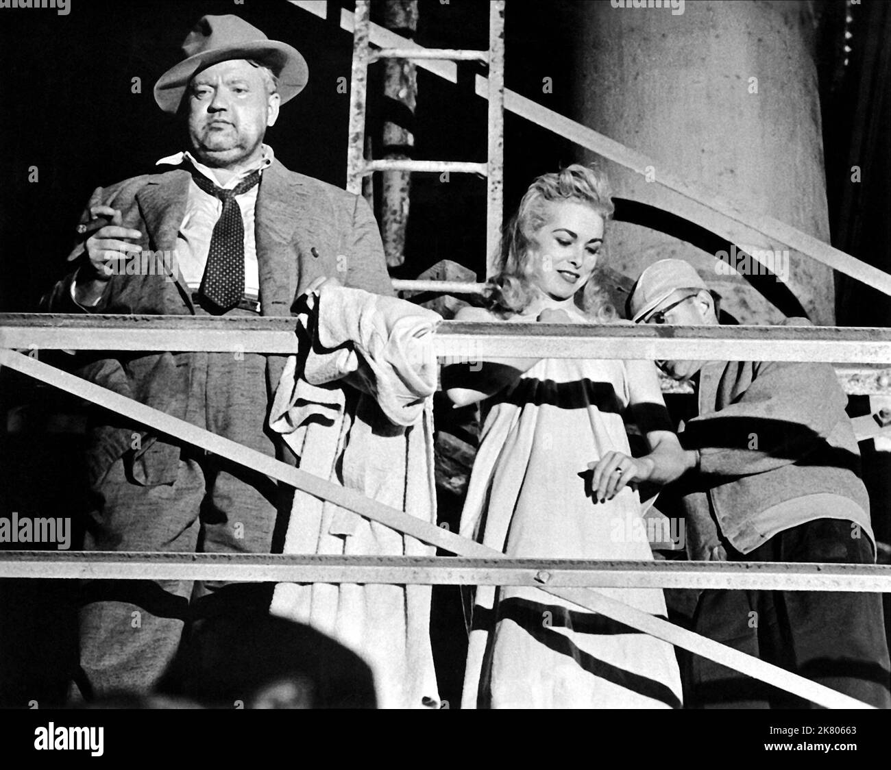 Orson Welles & Janet Leigh Film Touch of Evil (USA 1958) Charaktere: Polizeikapitän Hank Quinlan, Susan 'Susie' Vargas Regie: Orson Wells 23. April 1958 **WARNUNG** dieses Foto ist nur für redaktionelle Zwecke bestimmt und unterliegt dem Urheberrecht von UNIVERSAL und/oder dem Fotografen, der von der Film or Production Company zugewiesen wurde. Eine obligatorische Gutschrift für UNIVERSAL ist erforderlich. Der Fotograf sollte ebenfalls angerechnet werden, wenn er bekannt ist. Ohne schriftliche Genehmigung der Film Company kann keine kommerzielle Nutzung gewährt werden. Stockfoto