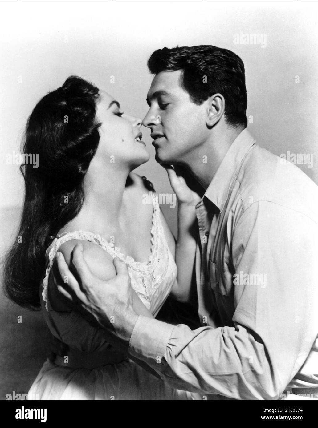 Elizabeth Taylor & Rock Hudson Film: Giant (USA 1956) Charaktere: Leslie Benedict, Jordan 'Bick' Benedict Jr. / Literaturverfilmung (nach dem Buch von Edna Ferber) Regie: George Stevens 10 October 1956 **WARNUNG** Dieses Foto ist nur für redaktionelle Zwecke bestimmt und unterliegt dem Copyright von WARNER BROS. Und/oder des Fotografen, der von der Film- oder Produktionsfirma beauftragt wurde und nur durch Publikationen im Zusammenhang mit der Bewerbung des oben genannten Films reproduziert werden kann. Eine obligatorische Gutschrift an WARNER BROS. Ist erforderlich. Der Fotograf sollte auch bei Bekanntwerden des Fotos gutgeschrieben werden. Es kann keine kommerzielle Nutzung gewährt werden Stockfoto