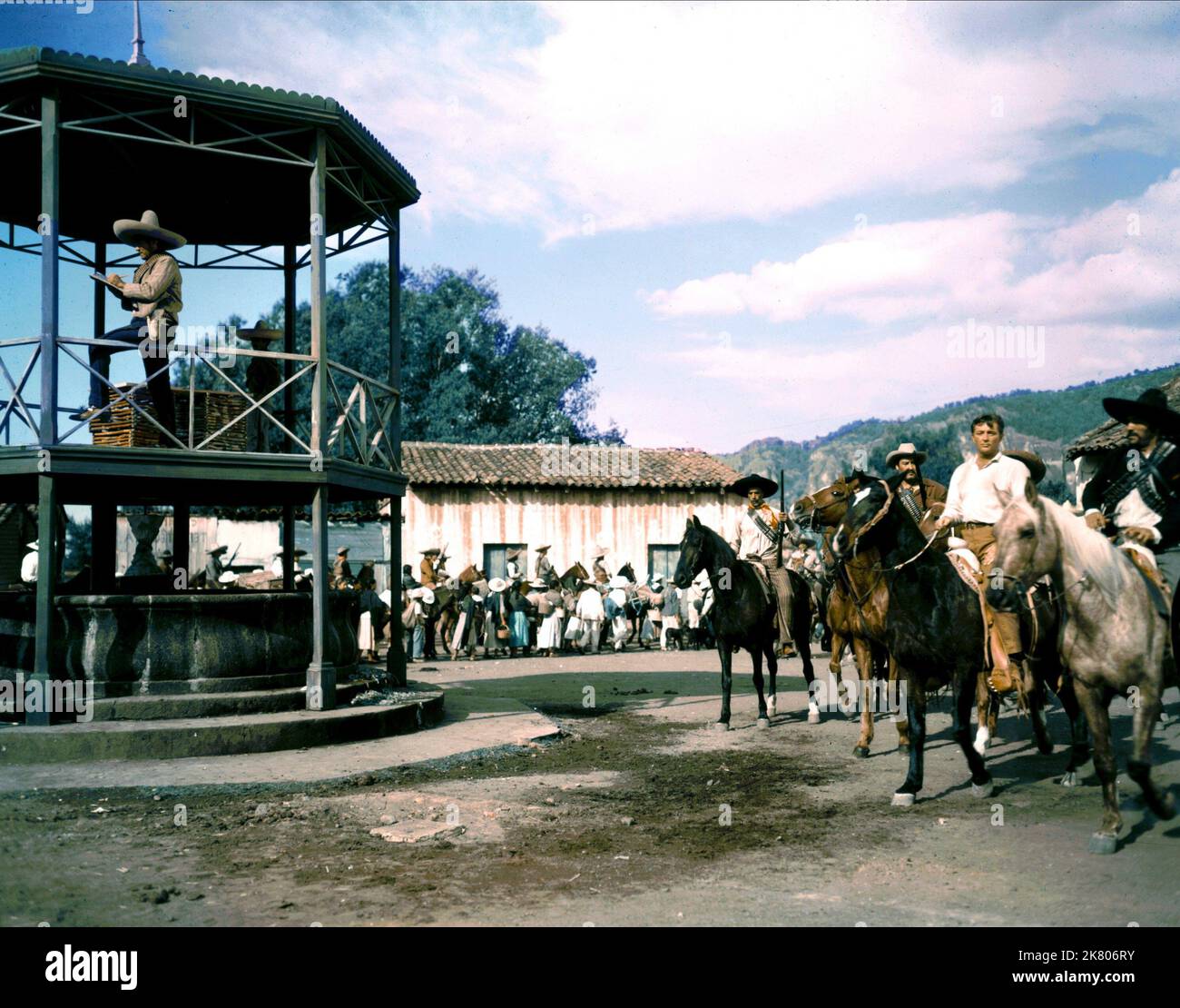 Robert Mitchum Und Jose Torvay Film Bandido! (USA/MEX 1956) Charaktere: Wilson, Gonzalez Regie: Richard Fleischer 01. September 1956 **WARNUNG** dieses Foto ist nur für redaktionelle Zwecke bestimmt und unterliegt dem Urheberrecht von BANDIDO PRODUCTIONS und/oder dem von der Film oder Production Company beauftragten Fotografen und darf nur durch Veröffentlichungen in Verbindung mit der Werbung für den oben genannten Film reproduziert werden. BANDIDO-PRODUKTIONEN müssen mit einem Guthaben belegt werden. Der Fotograf sollte ebenfalls angerechnet werden, wenn er bekannt ist. Ohne schriftliche Genehmigung der Film Company kann keine kommerzielle Nutzung gewährt werden. Stockfoto