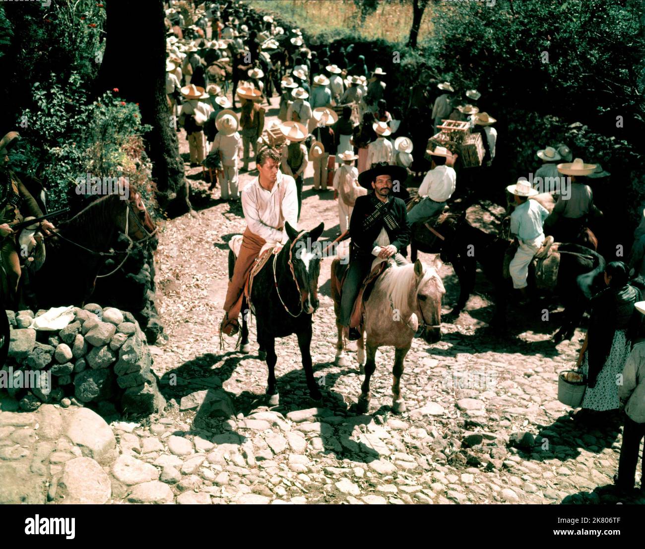 Robert Mitchum Und Jose Torvay Film Bandido! (USA/MEX 1956) Charaktere: Wilson, Gonzalez Regie: Richard Fleischer 01. September 1956 **WARNUNG** dieses Foto ist nur für redaktionelle Zwecke bestimmt und unterliegt dem Urheberrecht von BANDIDO PRODUCTIONS und/oder dem von der Film oder Production Company beauftragten Fotografen und darf nur durch Veröffentlichungen in Verbindung mit der Werbung für den oben genannten Film reproduziert werden. BANDIDO-PRODUKTIONEN müssen mit einem Guthaben belegt werden. Der Fotograf sollte ebenfalls angerechnet werden, wenn er bekannt ist. Ohne schriftliche Genehmigung der Film Company kann keine kommerzielle Nutzung gewährt werden. Stockfoto