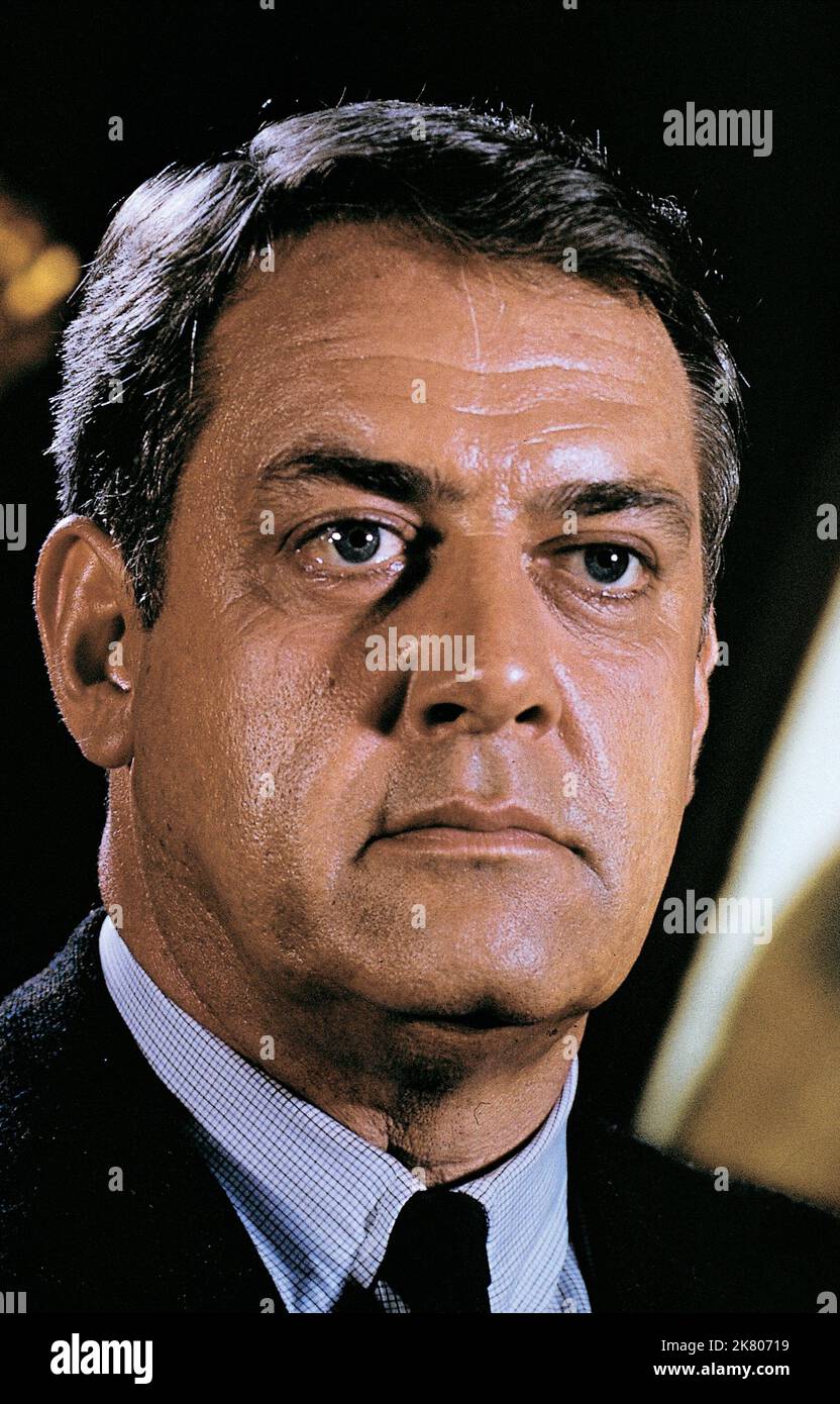 Raymond Burr Television: Perry Mason (TV-Serie) Charaktere: Perry Mason USA 1957-1966, 21. September 1957 **WARNUNG** Dieses Foto ist nur für den redaktionellen Gebrauch bestimmt und unterliegt dem Copyright von CBS und/oder des Fotografen, der von der Film- oder Produktionsfirma beauftragt wurde, und kann nur durch Publikationen im Zusammenhang mit der Bewerbung des oben genannten Films reproduziert werden. Eine obligatorische Gutschrift an CBS ist erforderlich. Der Fotograf sollte auch bei Bekanntwerden des Fotos gutgeschrieben werden. Ohne schriftliche Genehmigung der Film Company kann keine kommerzielle Nutzung gewährt werden. Stockfoto