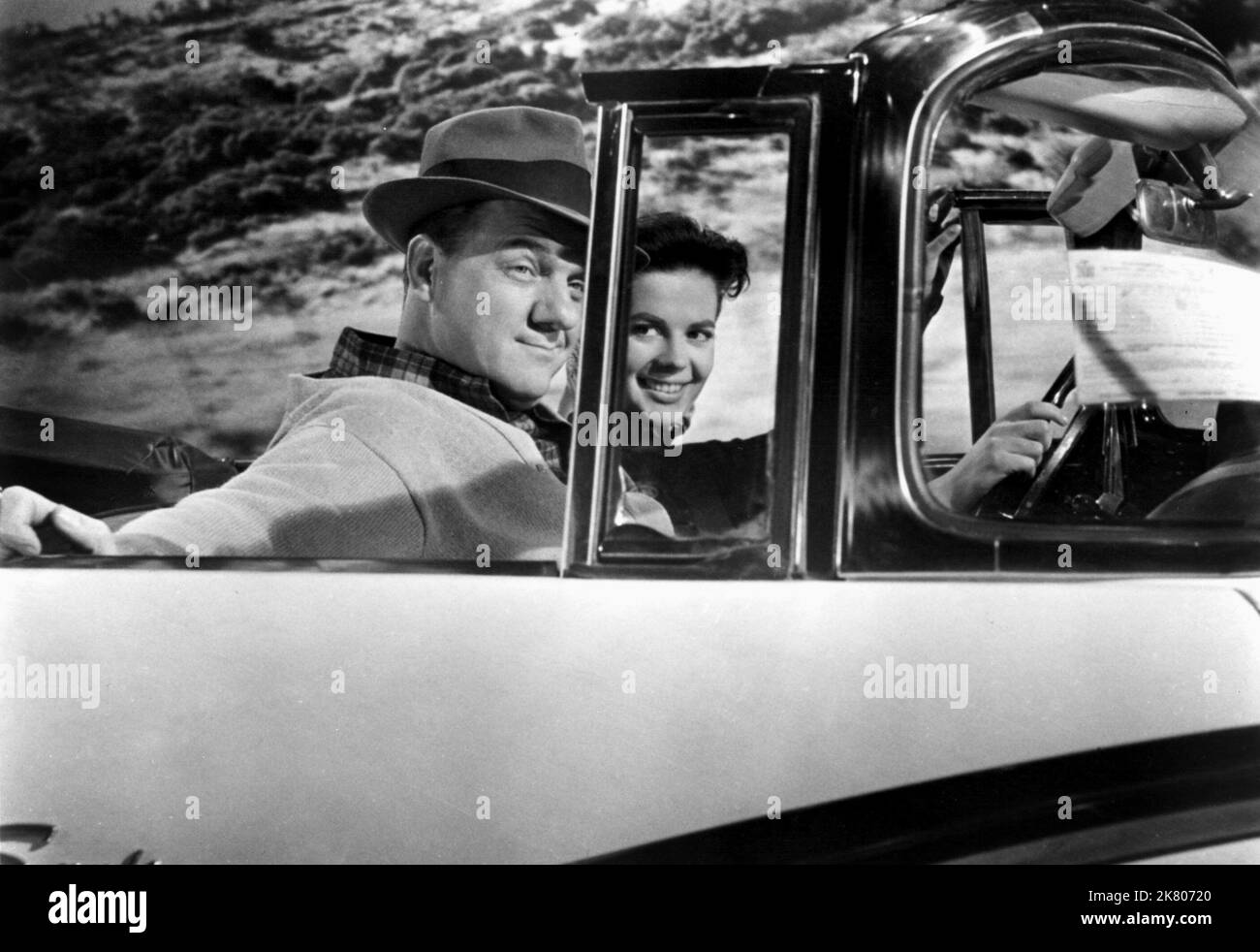 Karl Malden & Natalie Wood Film: Bombers B-52 (USA 1957) Charaktere: Master Sergeant Chuck V. Brennan, Line Chief, Lois Brennan Regie: Gordon Douglas, 22. November 1957 **WARNUNG** Dieses Foto ist nur für redaktionelle Verwendung bestimmt und unterliegt dem Copyright von WARNER BROS. Und/oder des Fotografen, der von der Film- oder Produktionsfirma beauftragt wurde und nur durch Publikationen im Zusammenhang mit der Bewerbung des oben genannten Films reproduziert werden kann. Eine obligatorische Gutschrift an WARNER BROS. Ist erforderlich. Der Fotograf sollte auch bei Bekanntwerden des Fotos gutgeschrieben werden. Ohne schriftliche Genehmigung des Films kann keine kommerzielle Nutzung gewährt werden Stockfoto
