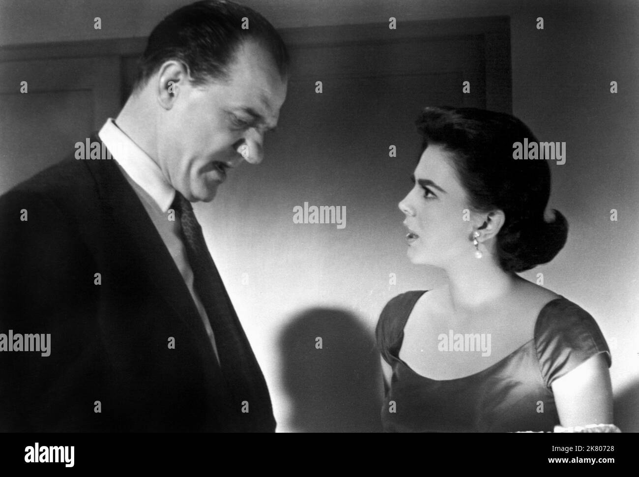 Karl Malden & Natalie Wood Film: Bombers B-52 (USA 1957) Charaktere: Master Sergeant Chuck V. Brennan, Line Chief, Lois Brennan Regie: Gordon Douglas, 22. November 1957 **WARNUNG** Dieses Foto ist nur für redaktionelle Verwendung bestimmt und unterliegt dem Copyright von WARNER BROS. Und/oder des Fotografen, der von der Film- oder Produktionsfirma beauftragt wurde und nur durch Publikationen im Zusammenhang mit der Bewerbung des oben genannten Films reproduziert werden kann. Eine obligatorische Gutschrift an WARNER BROS. Ist erforderlich. Der Fotograf sollte auch bei Bekanntwerden des Fotos gutgeschrieben werden. Ohne schriftliche Genehmigung des Films kann keine kommerzielle Nutzung gewährt werden Stockfoto