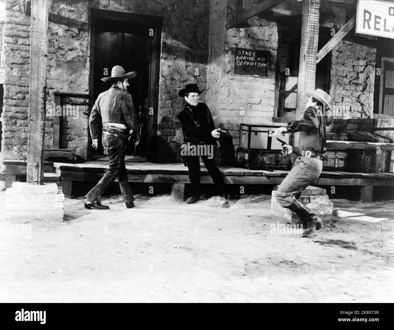 Gunfight Scene Film: Blackjack Ketchum, Desperado (1956) Regie: Earl Bellamy 01 April 1956 **WARNUNG** Dieses Foto ist nur für redaktionelle Zwecke bestimmt und unterliegt dem Copyright von KLEEBLATT-PRODUKTIONEN und/oder dem Fotografen, der von der Film- oder Produktionsfirma beauftragt wurde und darf nur von Publikationen im Zusammenhang mit der Bewerbung des oben genannten Films reproduziert werden. Eine obligatorische Gutschrift für KLEBERPRODUKTIONEN ist erforderlich. Der Fotograf sollte auch bei Bekanntwerden des Fotos gutgeschrieben werden. Ohne schriftliche Genehmigung der Film Company kann keine kommerzielle Nutzung gewährt werden. Stockfoto