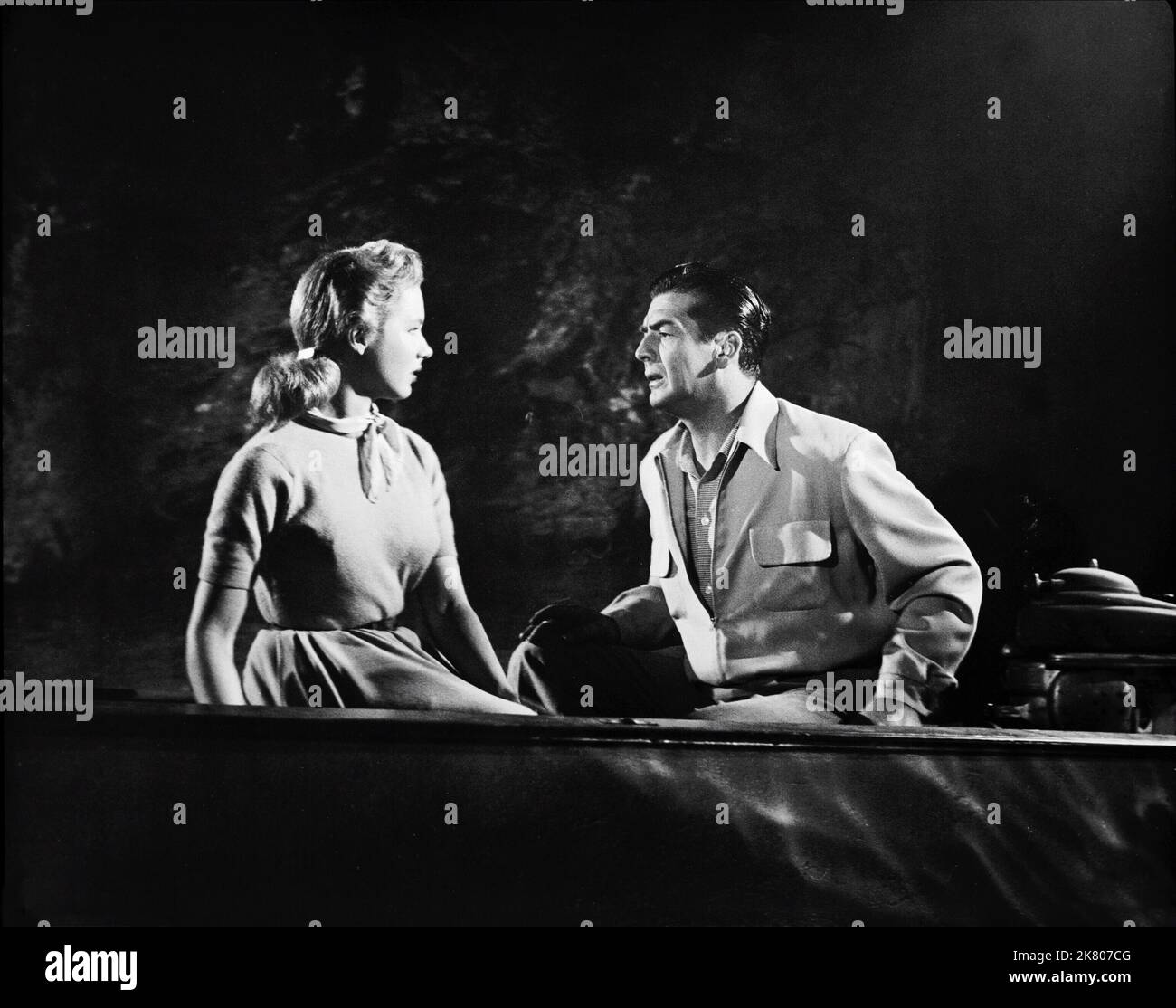 Piper Laurie & Victor Mature Film Dangerous Mission (1954) Charaktere: Louise Graham, Matt Hallett Regie: Louis King 06. März 1954 **WARNUNG** dieses Foto ist nur für redaktionelle Zwecke bestimmt und unterliegt dem Copyright von RKO und/oder dem Fotografen, der von der Film- oder Produktionsgesellschaft zugewiesen wurde. Es kann nur durch Veröffentlichungen in Verbindung mit der Werbung für den oben genannten Film reproduziert werden. Eine obligatorische Gutschrift an RKO ist erforderlich. Der Fotograf sollte ebenfalls angerechnet werden, wenn er bekannt ist. Ohne schriftliche Genehmigung der Film Company kann keine kommerzielle Nutzung gewährt werden. Stockfoto