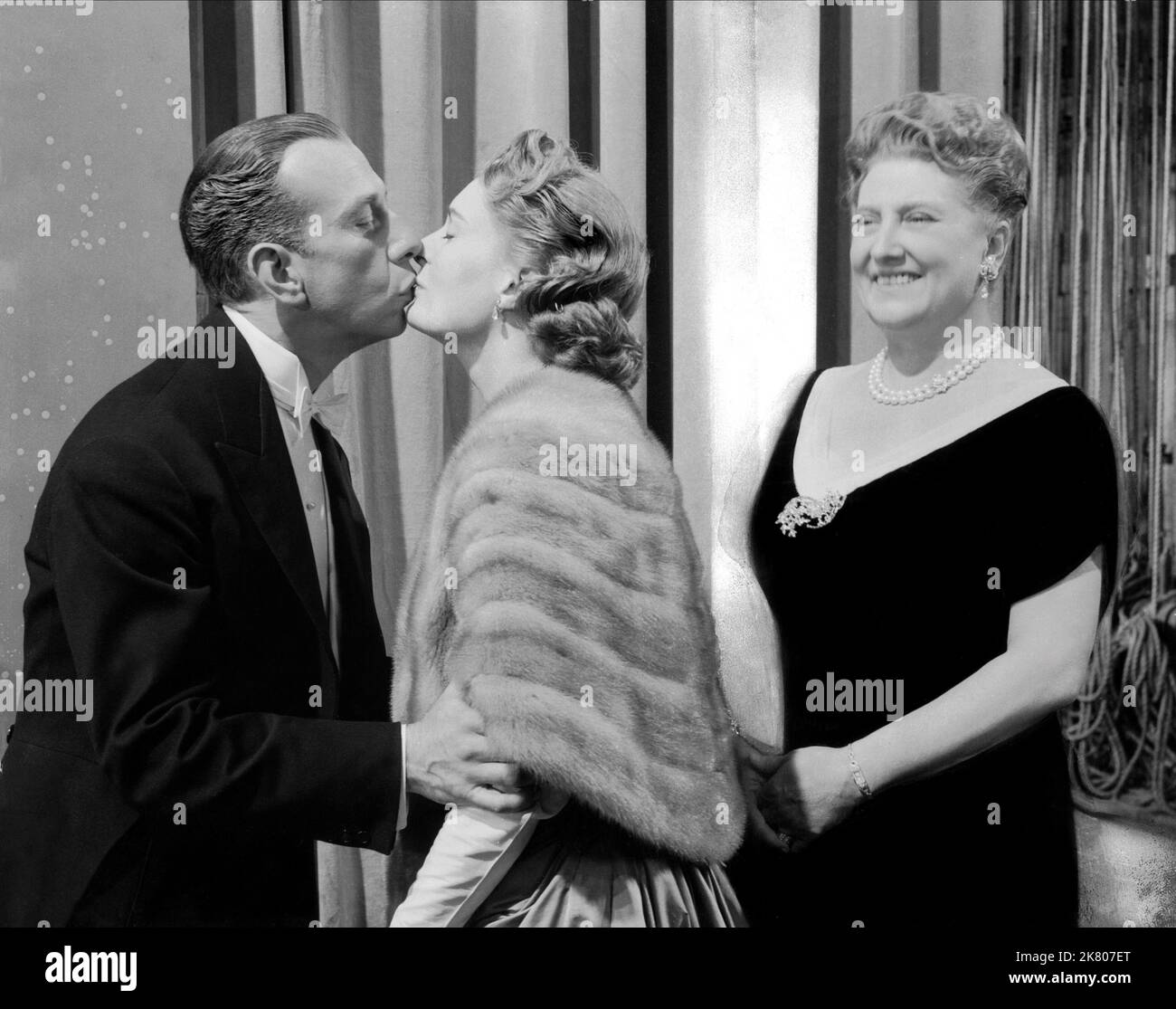 Jose Ferrer, Doe Avedon & Helen Traubel Film: Deep in My Heart (USA 1954) Charaktere: Sigmund Romberg, Lillian Harris Romberg, Anna Mueller Regie: Stanley Donen 09. Dezember 1954 **WARNUNG** Dieses Foto ist nur für redaktionelle Zwecke bestimmt und unterliegt dem Copyright von MGM und/oder dem von der Film- oder Produktionsfirma beauftragten Fotografen und kann nur durch Publikationen im Zusammenhang mit der Bewerbung des oben genannten Films reproduziert werden. Eine obligatorische Gutschrift an MGM ist erforderlich. Der Fotograf sollte auch bei Bekanntwerden des Fotos gutgeschrieben werden. Ohne schriftliche Genehmigung der Film Compan kann keine kommerzielle Nutzung gewährt werden Stockfoto