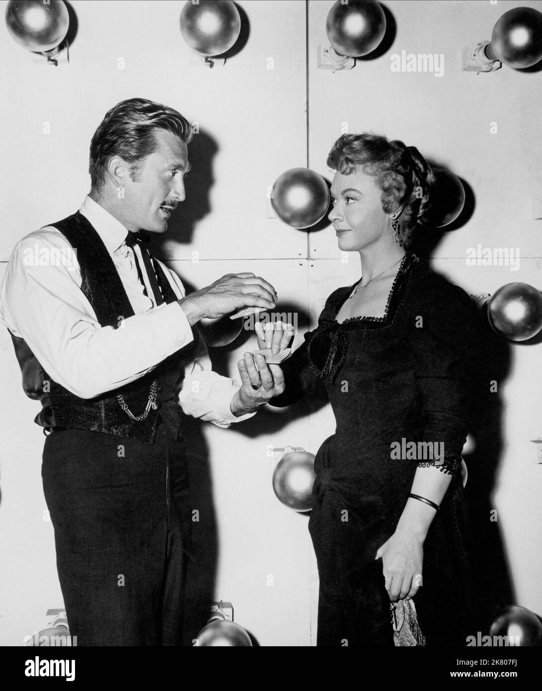 Kirk Douglas & Jo Van Fleet Film Gunfight at the O.K. Corral; Gunfight at the OK Corral (USA 1957) Regie: John Sturges 30 Mai 1957 **WARNUNG** dieses Foto ist nur für redaktionelle Zwecke bestimmt und unterliegt dem Urheberrecht von PARAMOUNT und/oder dem Fotografen, der von der Film or Production Company zugewiesen wurde. Es ist eine obligatorische Gutschrift bis ÜBERGEORDNETEN BETRAG erforderlich. Der Fotograf sollte ebenfalls angerechnet werden, wenn er bekannt ist. Ohne schriftliche Genehmigung der Film Company kann keine kommerzielle Nutzung gewährt werden. Stockfoto