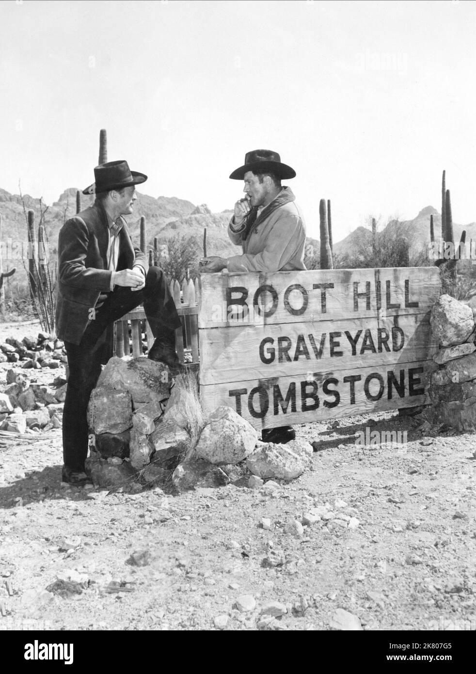 Kirk Douglas Film Gunfight at the O.K. Corral; Gunfight at the OK Corral (USA 1957) Charaktere: Dr. John 'Doc' Holliday Regisseur: John Sturges 30. Mai 1957 **WARNUNG** dieses Foto ist nur für redaktionelle Zwecke bestimmt und unterliegt dem Urheberrecht von PARAMOUNT und/oder dem Fotografen, der von der Film or Production Company zugewiesen wurde. Es ist eine obligatorische Gutschrift bis ÜBERGEORDNETEN BETRAG erforderlich. Der Fotograf sollte ebenfalls angerechnet werden, wenn er bekannt ist. Ohne schriftliche Genehmigung der Film Company kann keine kommerzielle Nutzung gewährt werden. Stockfoto