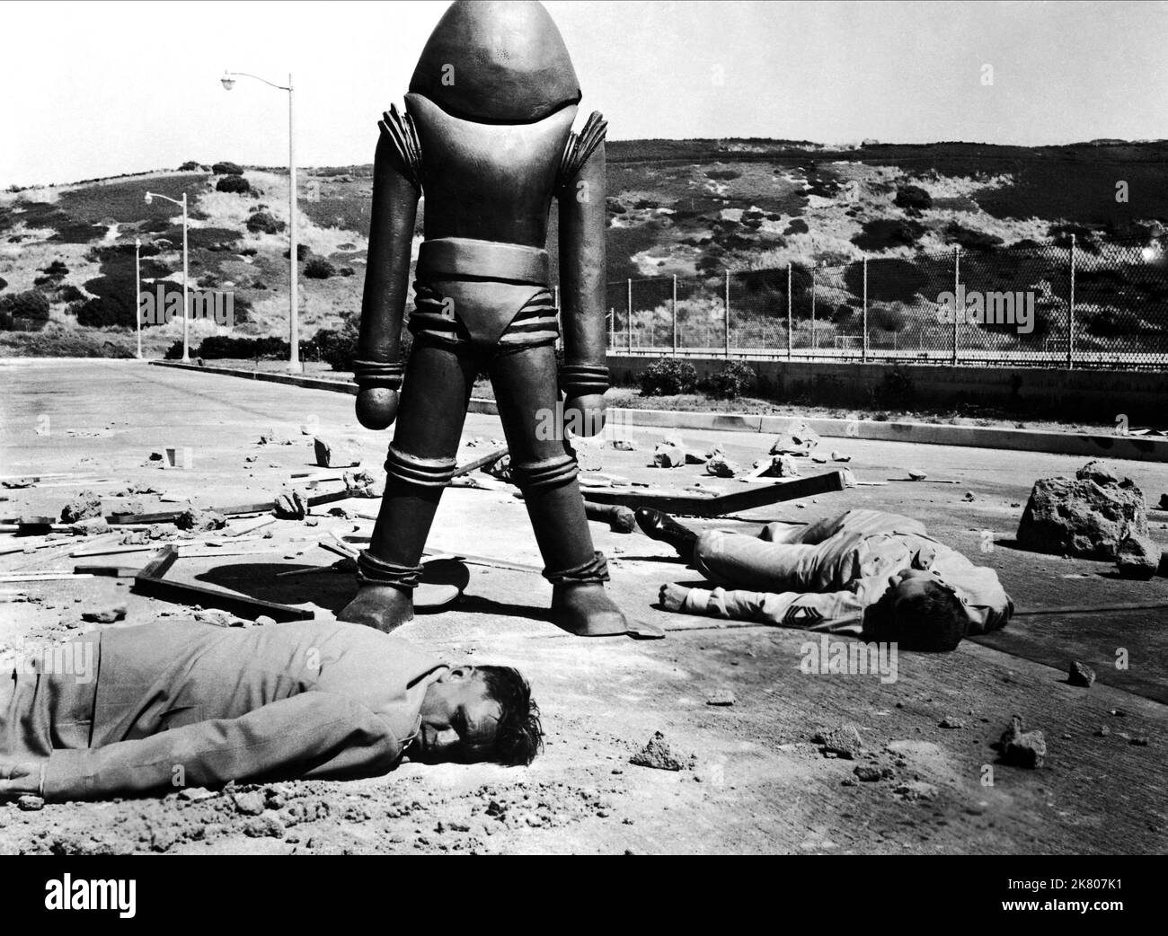 Alien Scene Film: Invasion Der Fliegenden Untertassen; Erde Vs. Die Fliegenden Untertassen (1956) Regisseur: Fred F. Sears 01 July 1956 **WARNUNG** Dieses Foto ist nur für redaktionelle Verwendung bestimmt und unterliegt dem Copyright von COL und/oder dem von der Film- oder Produktionsfirma beauftragten Fotografen und kann nur von Publikationen im Zusammenhang mit der Bewerbung des oben genannten Films reproduziert werden. Eine obligatorische Gutschrift an SPALTE ist erforderlich. Der Fotograf sollte auch bei Bekanntwerden des Fotos gutgeschrieben werden. Ohne schriftliche Genehmigung der Film Company kann keine kommerzielle Nutzung gewährt werden. Stockfoto