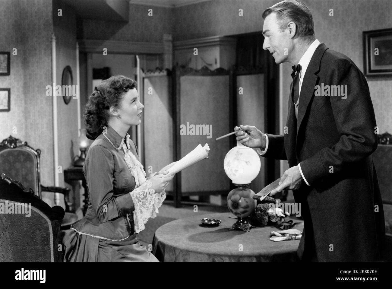 Helena Carter & Randolph Scott Film Fort Worth (1952) Charaktere: Amy Brooks, Ned Britt Regie: Edwin L. Marin 12. Juli 1951 **WARNUNG** dieses Foto ist nur für redaktionelle Zwecke bestimmt und unterliegt dem Urheberrecht von WARNER BRO und/oder dem Fotografen, der von der Film or Production Company zugewiesen wurde. Es ist eine obligatorische Gutschrift für WARNER BRO erforderlich. Der Fotograf sollte ebenfalls angerechnet werden, wenn er bekannt ist. Ohne schriftliche Genehmigung der Film Company kann keine kommerzielle Nutzung gewährt werden. Stockfoto