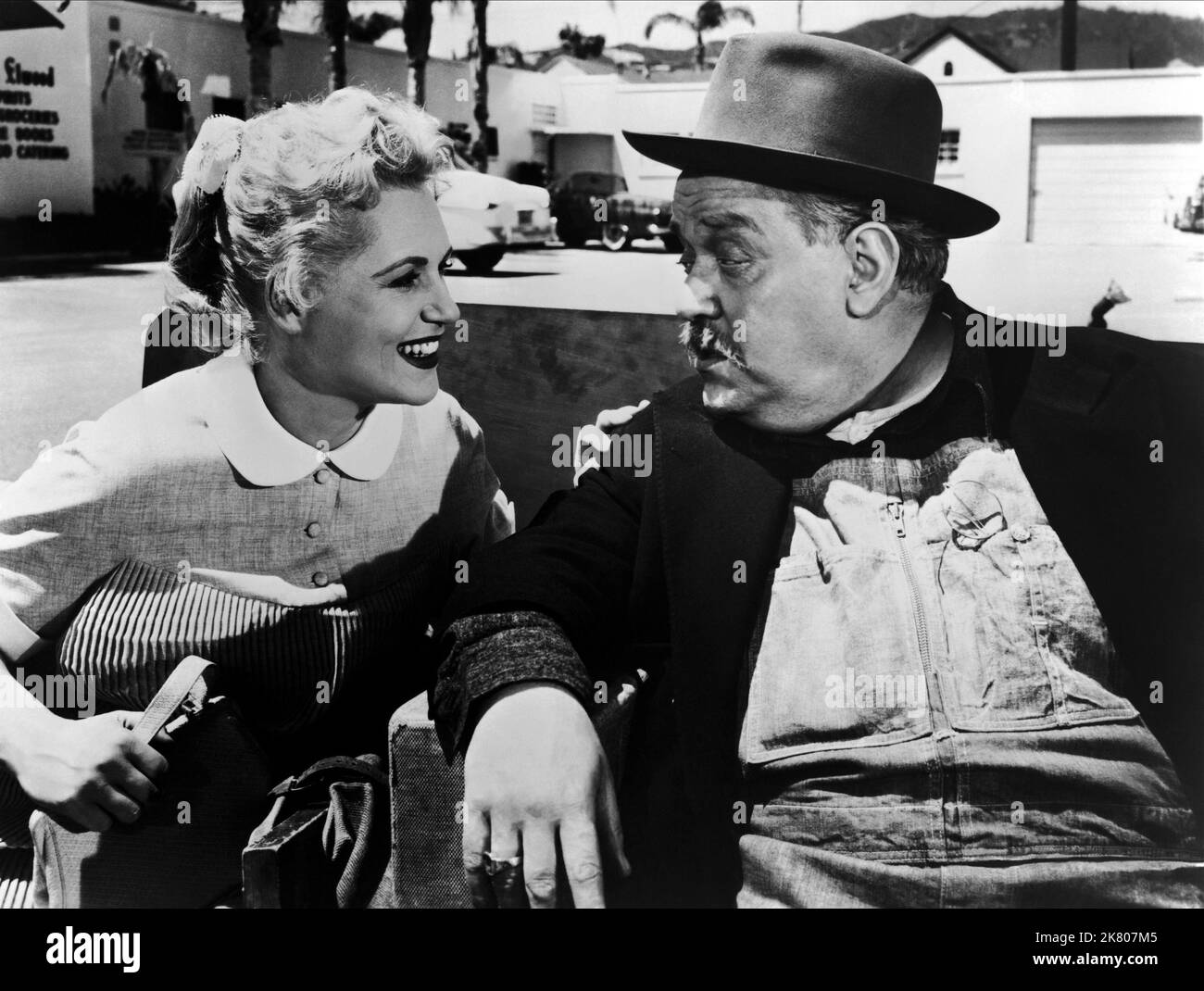 Judy Holliday & Salvatore Baccaloni Film Full of Life (1959) Charaktere: Emily Rocco, Papa Vittorio Rocco Regie: Richard Quine 25. Dezember 1956 **WARNUNG** dieses Foto ist nur für redaktionelle Zwecke bestimmt und unterliegt dem Copyright von COLUMBIA PICTURES und/oder dem Fotografen, der von der Film or Production Company zugewiesen wurde. Es kann nur durch Veröffentlichungen in Verbindung mit der Werbung für den oben genannten Film reproduziert werden. Eine obligatorische Gutschrift für COLUMBIA PICTURES ist erforderlich. Der Fotograf sollte ebenfalls angerechnet werden, wenn er bekannt ist. Ohne schriftliche Genehmigung der Film Company kann keine kommerzielle Nutzung gewährt werden. Stockfoto