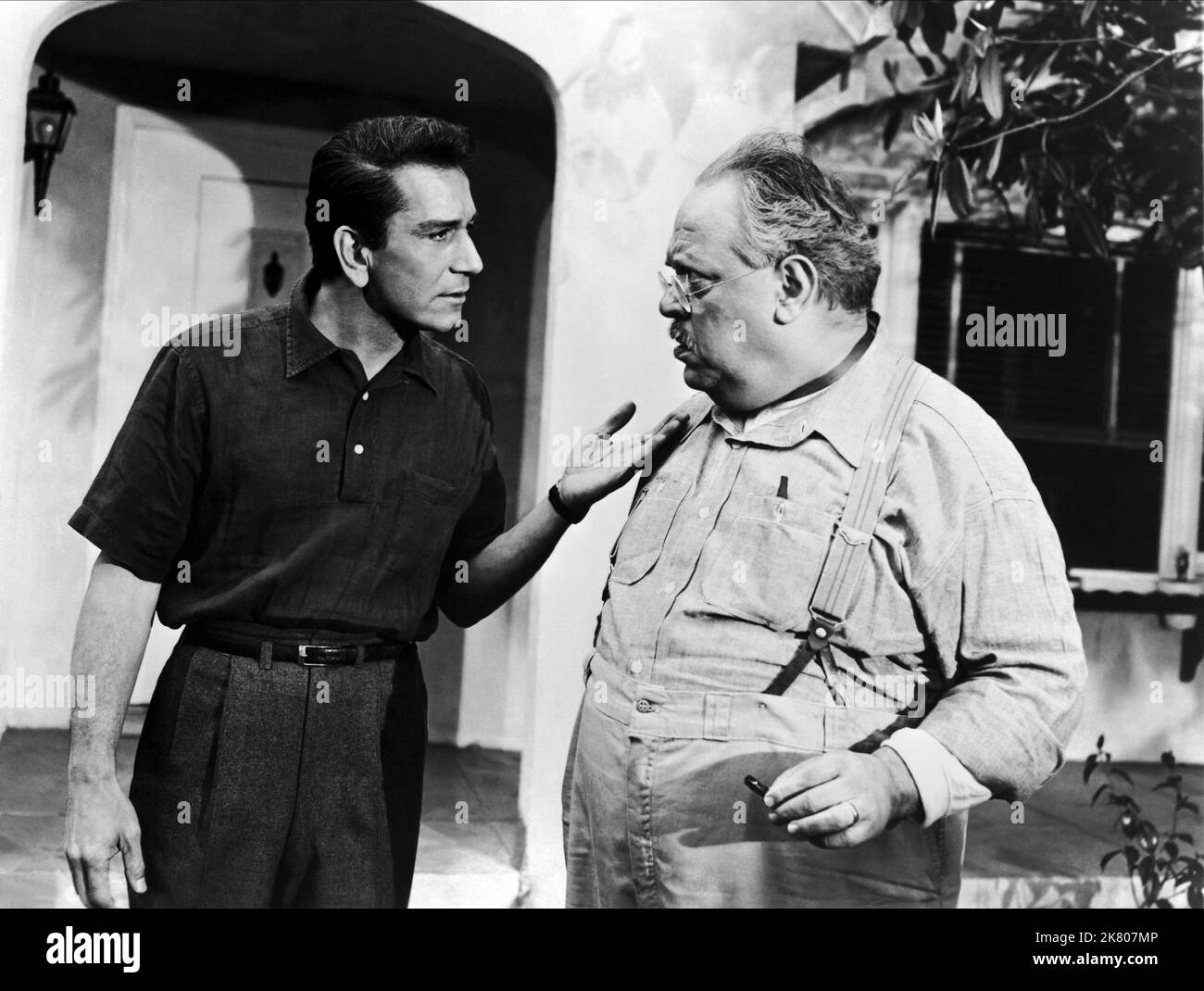 Richard Conte & Salvatore Baccaloni Film Full of Life (1956) Charaktere: Nick Rocco, Papa Vittorio Rocco Regie: Richard Quine 25. Dezember 1956 **WARNUNG** dieses Foto ist nur für redaktionelle Zwecke bestimmt und unterliegt dem Copyright von COLUMBIA PICTURES und/oder dem Fotografen, der von der Film or Production Company zugewiesen wurde. Es kann nur durch Veröffentlichungen in Verbindung mit der Werbung für den oben genannten Film reproduziert werden. Eine obligatorische Gutschrift für COLUMBIA PICTURES ist erforderlich. Der Fotograf sollte ebenfalls angerechnet werden, wenn er bekannt ist. Ohne schriftliche Genehmigung der Film Company kann keine kommerzielle Nutzung gewährt werden. Stockfoto