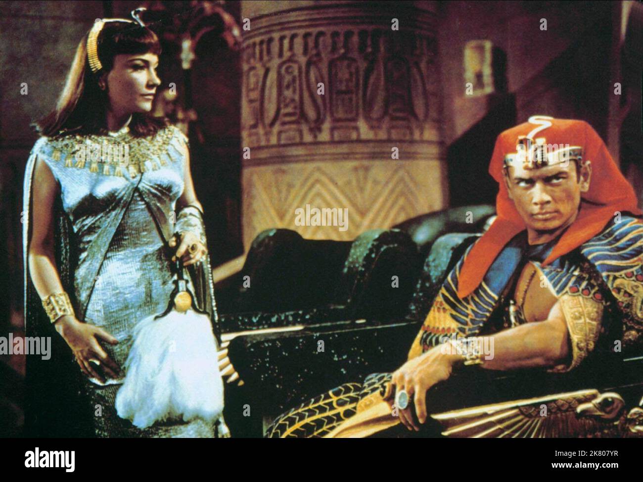Anne Baxter & Yul Brynner Film The Ten Commandments (USA 1956) Charaktere: Nefretiri & Rameses Regie: Cecil B. DeMille 05. Oktober 1956 **WARNUNG** dieses Foto ist nur für redaktionelle Zwecke bestimmt und unterliegt dem Urheberrecht von UNIVERSAL und/oder dem Fotografen, der von der Film or Production Company zugewiesen wurde, und kann nur durch Veröffentlichungen in Verbindung mit der Werbung für den obigen Film reproduziert werden. Eine obligatorische Gutschrift für UNIVERSAL ist erforderlich. Der Fotograf sollte ebenfalls angerechnet werden, wenn er bekannt ist. Ohne schriftliche Genehmigung der Film Company kann keine kommerzielle Nutzung gewährt werden. Stockfoto