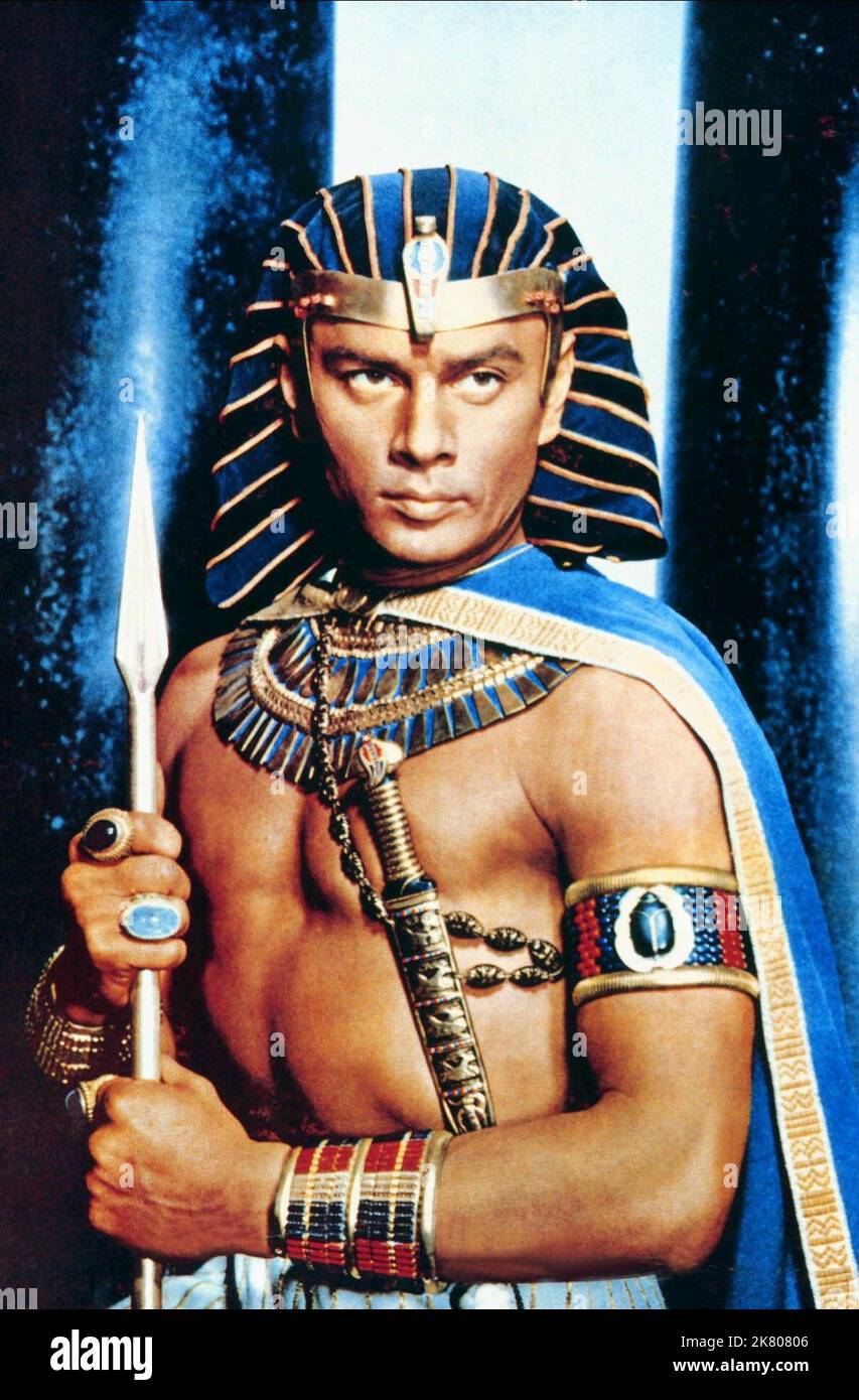 YUL Brynner Film The Ten Commandments (USA 1956) Charaktere: Rameses Regie: Cecil B. DeMille 05. Oktober 1956 **WARNUNG** dieses Foto ist nur für redaktionelle Zwecke bestimmt und unterliegt dem Urheberrecht von UNIVERSAL und/oder dem Fotografen, der von der Film or Production Company zugewiesen wurde. Es kann nur durch Veröffentlichungen in Verbindung mit der Werbung für den oben genannten Film reproduziert werden. Eine obligatorische Gutschrift für UNIVERSAL ist erforderlich. Der Fotograf sollte ebenfalls angerechnet werden, wenn er bekannt ist. Ohne schriftliche Genehmigung der Film Company kann keine kommerzielle Nutzung gewährt werden. Stockfoto