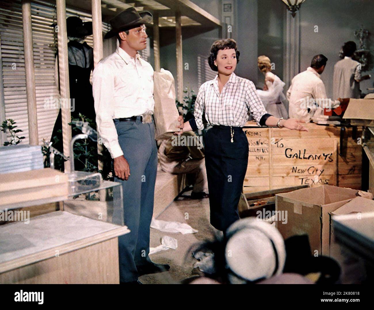 Charlton Heston & Jane Wyman Film: Lucy Gallant (1953) Charaktere: Casey Cole & Lucy Gallant Regie: Robert Parrish 20 October 1955 **WARNUNG** Dieses Foto ist nur für redaktionelle Zwecke bestimmt und unterliegt dem Copyright von PARAMOUNT und/oder des Fotografen, der von der Film- oder Produktionsfirma beauftragt wurde und darf nur von Publikationen im Zusammenhang mit der Bewerbung des oben genannten Films reproduziert werden. Eine obligatorische Gutschrift an PARAMOUNT ist erforderlich. Der Fotograf sollte auch bei Bekanntwerden des Fotos gutgeschrieben werden. Ohne schriftliche Genehmigung der Film Company kann keine kommerzielle Nutzung gewährt werden. Stockfoto