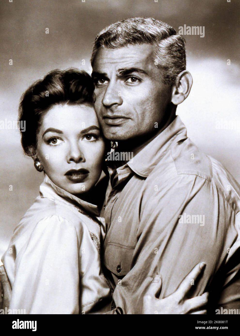 Colleen Miller & Jeff Chandler Film: Man In The Shadow (1954) Charaktere: Skippy Renchler & Ben Sadler Regie: George Coulouris 01. September 1957 **WARNUNG** Dieses Foto ist nur für redaktionelle Zwecke bestimmt und unterliegt dem Copyright der Film Company und/oder des Fotografen, der von der Film- oder Produktionsfirma beauftragt wurde, und kann nur von Publikationen im Zusammenhang mit der Bewerbung des oben genannten Films reproduziert werden. Eine obligatorische Gutschrift an die Filmgesellschaft ist erforderlich. Der Fotograf sollte auch bei Bekanntwerden des Fotos gutgeschrieben werden. Ohne schriftliche Genehmigung der Film Company kann keine kommerzielle Nutzung gewährt werden. Stockfoto