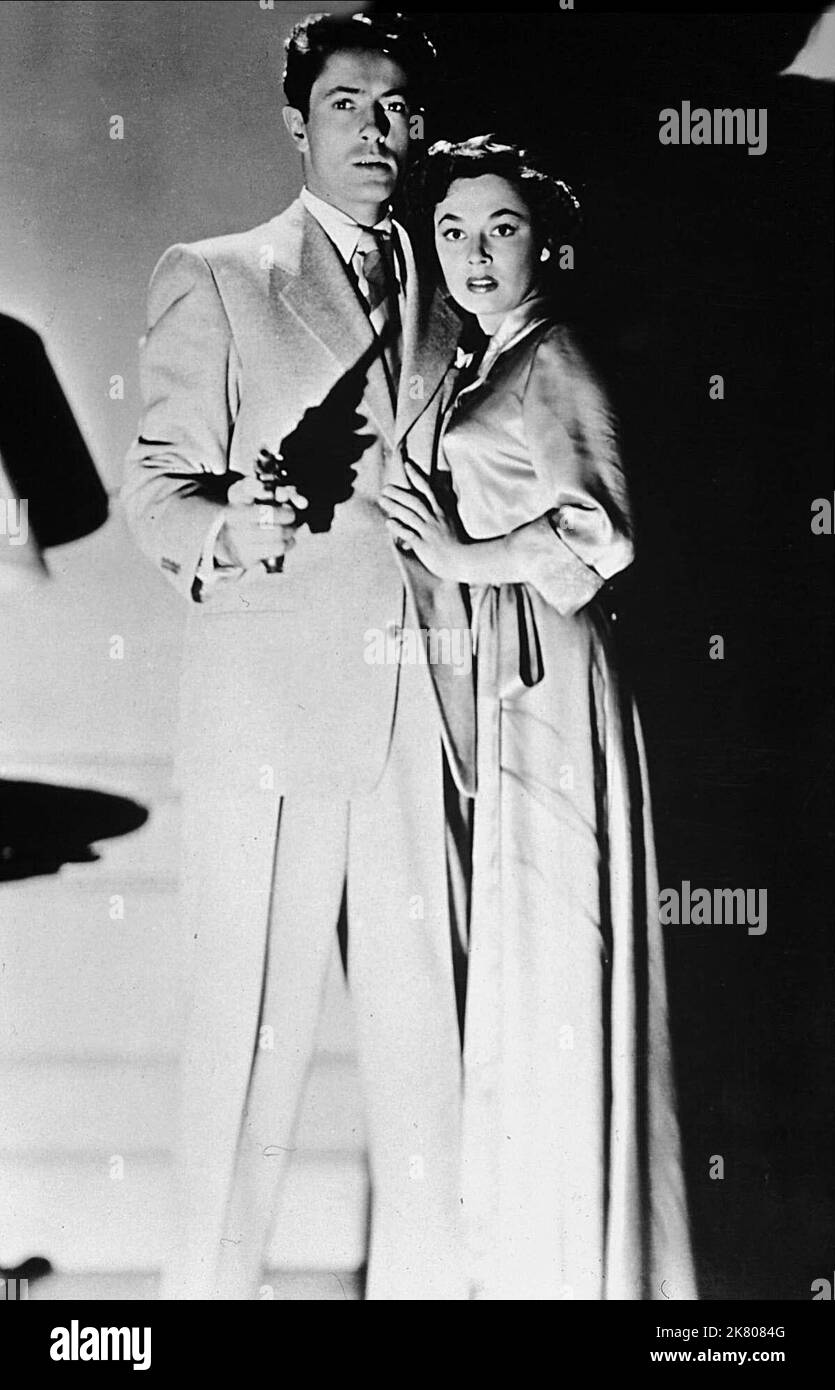 Farley Granger & Ruth Roman Film: Strangers on A Train (USA 1951) Charaktere: Guy Haines & Anne Morton Regie: Alfred Hitchcock 30 June 1951 **WARNUNG** Dieses Foto ist nur für den redaktionellen Gebrauch bestimmt und unterliegt dem Copyright von WARNER BROS. Und/oder des Fotografen, der von der Film- oder Produktionsfirma beauftragt wurde und nur durch Publikationen im Zusammenhang mit der Bewerbung des oben genannten Films reproduziert werden kann. Eine obligatorische Gutschrift an WARNER BROS. Ist erforderlich. Der Fotograf sollte auch bei Bekanntwerden des Fotos gutgeschrieben werden. Ohne schriftliche Genehmigung der Film Company kann keine kommerzielle Nutzung gewährt werden. Stockfoto