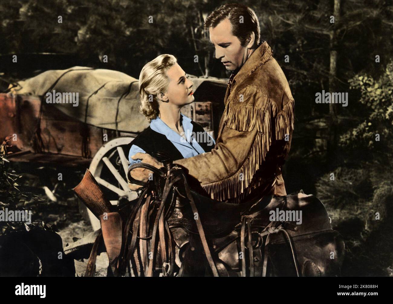 Lola Albright & George Montgomery Film: Pale Arrow; Pawnee (1953) Charaktere: MEG Alden & Pale Arrow aka Paul Fletcher Regie: George Waggner 07. September 1957 **WARNUNG** Dieses Foto ist nur für redaktionelle Zwecke bestimmt und unterliegt dem Copyright der BOTSCHAFT und/oder des Fotografen, der von der Film- oder Produktionsfirma beauftragt wurde, und kann nur von Publikationen im Zusammenhang mit der Bewerbung des oben genannten Films reproduziert werden. Eine obligatorische Gutschrift an DIE BOTSCHAFT ist erforderlich. Der Fotograf sollte auch bei Bekanntwerden des Fotos gutgeschrieben werden. Ohne schriftliche Genehmigung der Film Company kann keine kommerzielle Nutzung gewährt werden. Stockfoto