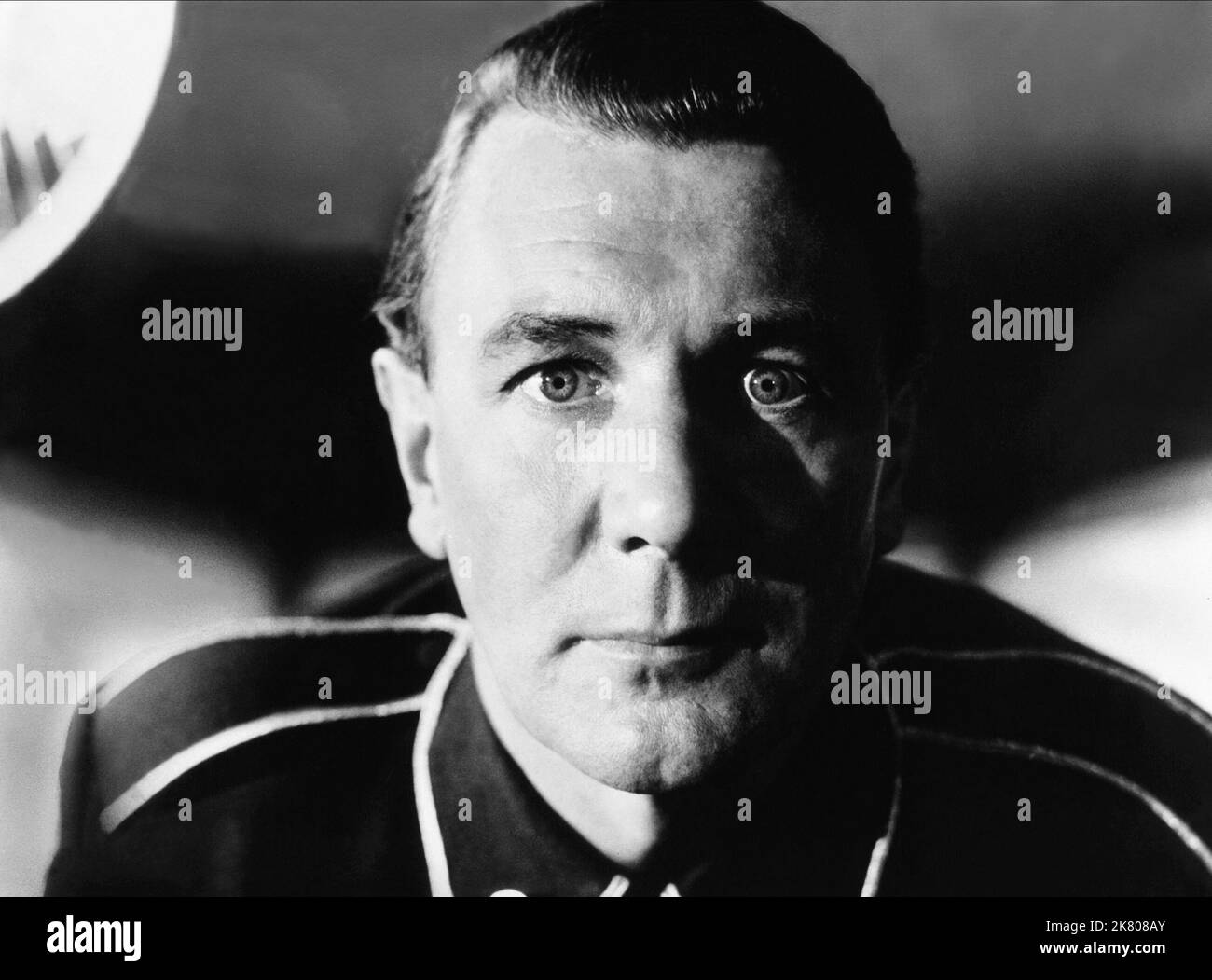 Michael Redgrave Film: 1984; neunzehn Achtzigvier (UK 1984) Charaktere: Gen. O'Connor / Literaturverfilmung (nach dem Buch von George Orwell) Regie: Michael Anderson 06 March 1956 **WARNUNG** Dieses Foto ist nur für redaktionelle Zwecke bestimmt und unterliegt dem Copyright von COLUMBIA und/oder dem Fotografen, der von der Film- oder Produktionsfirma beauftragt wurde und darf nur von Publikationen im Zusammenhang mit der Bewerbung des oben genannten Films reproduziert werden. Eine obligatorische Gutschrift an COLUMBIA ist erforderlich. Der Fotograf sollte auch bei Bekanntwerden des Fotos gutgeschrieben werden. Eine kommerzielle Nutzung kann ohne schriftliche Genehmigung von nicht gewährt werden Stockfoto