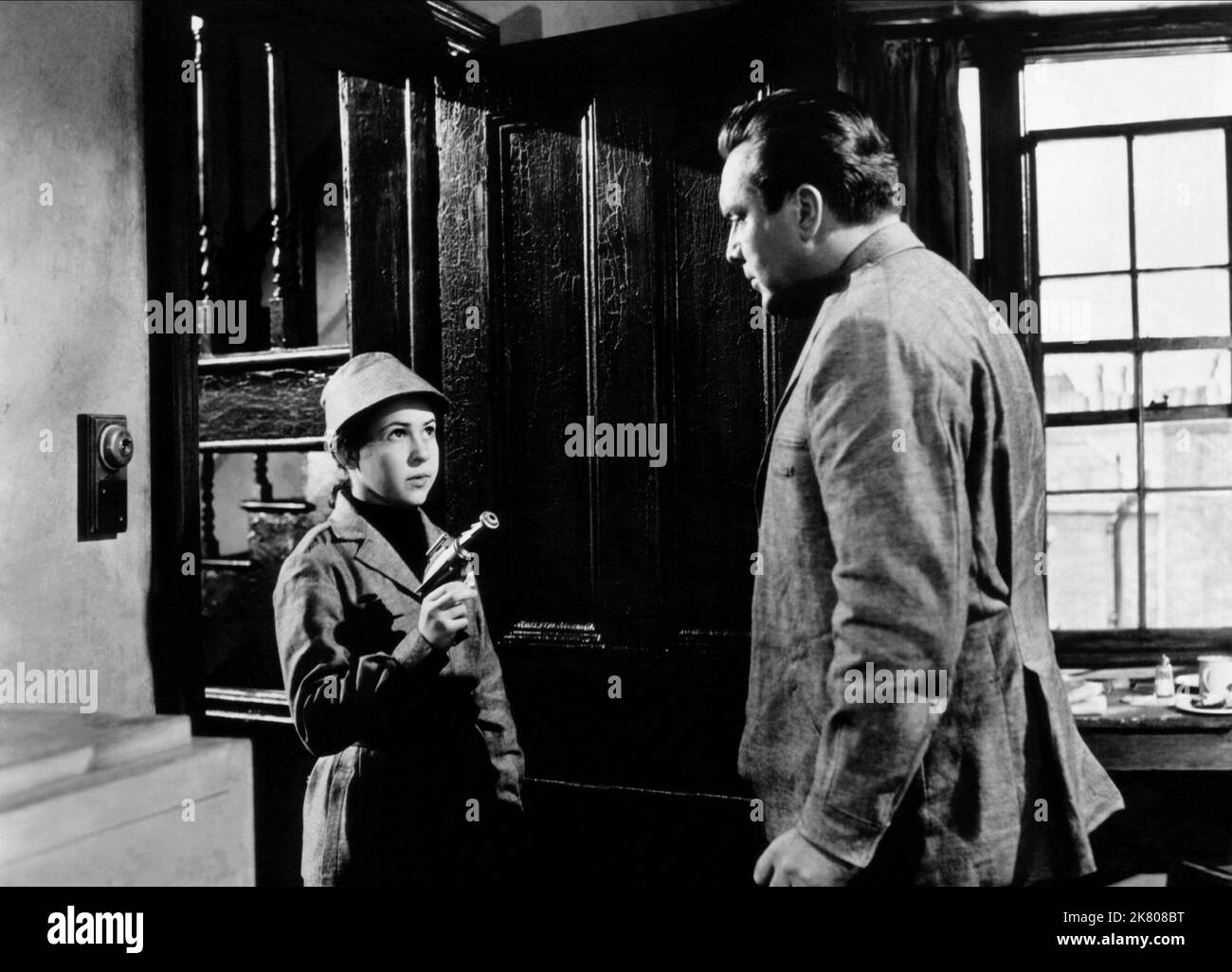 Szene mit Edmond O'Brien Film: 1984; 1984 (UK 1984) Charaktere: MIT / Literaturverfilmung (nach dem Buch von George Orwell) Regie: Michael Anderson 06 March 1956 **WARNUNG** Dieses Foto ist nur für redaktionelle Zwecke bestimmt und unterliegt dem Copyright von COLUMBIA und/oder dem Fotografen, der von der Film- oder Produktionsfirma beauftragt wurde und darf nur von Publikationen im Zusammenhang mit der Bewerbung des oben genannten Films reproduziert werden. Eine obligatorische Gutschrift an COLUMBIA ist erforderlich. Der Fotograf sollte auch bei Bekanntwerden des Fotos gutgeschrieben werden. Eine kommerzielle Nutzung kann ohne schriftliche Genehmigung von nicht gewährt werden Stockfoto