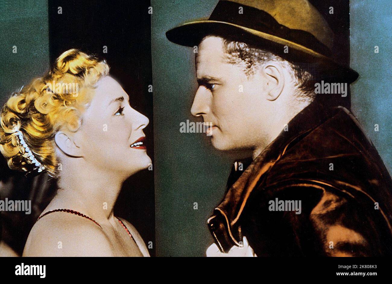 Betty Hutton & Charlton Heston Film The Greatest Show on Earth (1958) Charaktere: Holly & Brad Braden Regie: Cecil B. DeMille 10. Januar 1952 **WARNUNG** dieses Foto ist nur für redaktionelle Zwecke bestimmt und unterliegt dem Copyright von PARAMOUNT PICTURES und/oder dem Fotografen, der von der Film or Production Company zugewiesen wurde. Es kann nur durch Veröffentlichungen in Verbindung mit der Werbung für den oben genannten Film reproduziert werden. Es ist eine obligatorische Gutschrift erforderlich, um BILDER ZU ÜBERSCHNEIDEN. Der Fotograf sollte ebenfalls angerechnet werden, wenn er bekannt ist. Ohne schriftliche Genehmigung der Film Company kann keine kommerzielle Nutzung gewährt werden. Stockfoto