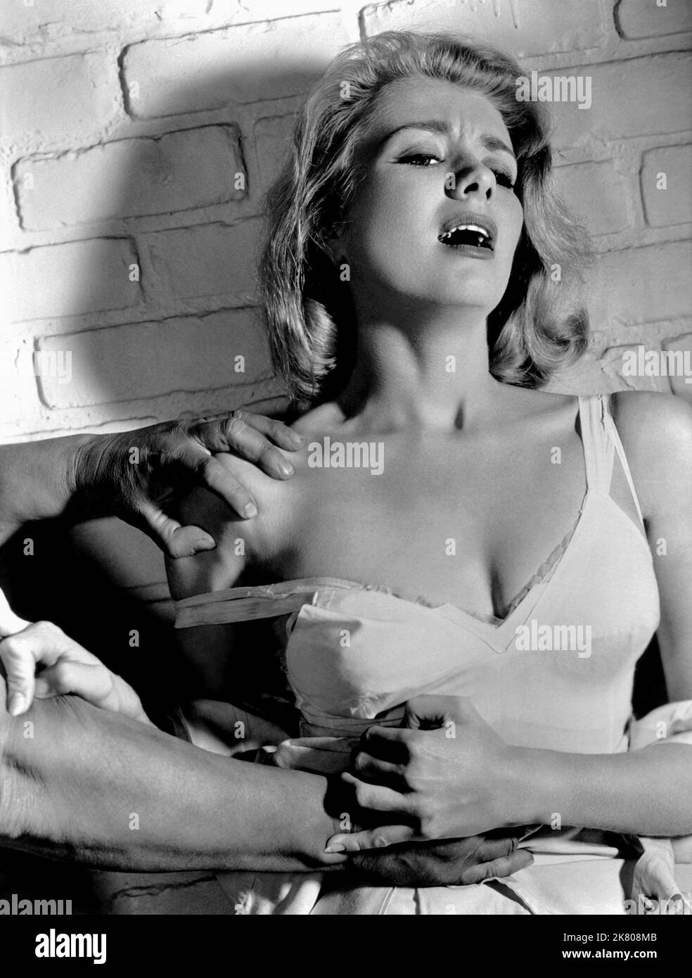 Inger Stevens Film: Cry Terror! (1956) Charaktere: Frau Joan Molner Direktorin: Andrew L. Stone 02 May 1958 **WARNUNG** Dieses Foto ist nur für redaktionelle Zwecke bestimmt und unterliegt dem Copyright von MGM und/oder dem Fotografen, der von der Film- oder Produktionsfirma beauftragt wurde, und kann nur durch Publikationen im Zusammenhang mit der Bewerbung des oben genannten Films reproduziert werden. Eine obligatorische Gutschrift an MGM ist erforderlich. Der Fotograf sollte auch bei Bekanntwerden des Fotos gutgeschrieben werden. Ohne schriftliche Genehmigung der Film Company kann keine kommerzielle Nutzung gewährt werden. Stockfoto