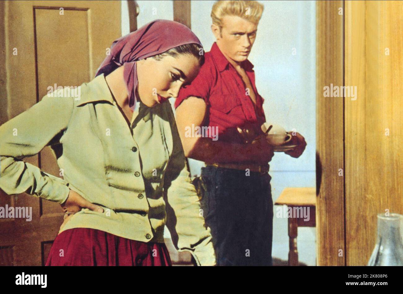 James Dean & Elizabeth Taylor Film: Giant (USA 1956) Charaktere: Jett Rink & Leslie Benedict / Literaturverfilmung (nach dem Buch von Edna Ferber) Regie: George Stevens 10 October 1956 **WARNUNG** Dieses Foto ist nur für redaktionelle Zwecke bestimmt und unterliegt dem Copyright von WARNER BROS. Und/oder des Fotografen, der von der Film- oder Produktionsfirma beauftragt wurde und nur durch Publikationen im Zusammenhang mit der Bewerbung des oben genannten Films reproduziert werden kann. Eine obligatorische Gutschrift an WARNER BROS. Ist erforderlich. Der Fotograf sollte auch bei Bekanntwerden des Fotos gutgeschrieben werden. Ohne schriftliche Genehmigung kann keine kommerzielle Nutzung gewährt werden Stockfoto