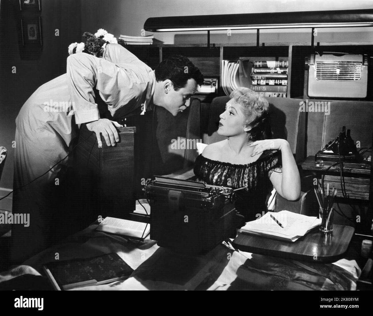 Jack Lemmon Und Judy Holliday Film Phffft! (1954) Charaktere: Robert Tracey & Nina Tracey geb. Chapman Regie: Mark Robson 10. November 1954 **WARNUNG** dieses Foto ist nur für redaktionelle Zwecke bestimmt und unterliegt dem Copyright von COLUMBIA und/oder dem Fotografen, der von der Film or Production Company beauftragt wurde. Eine obligatorische Gutschrift für COLUMBIA ist erforderlich. Der Fotograf sollte ebenfalls angerechnet werden, wenn er bekannt ist. Ohne schriftliche Genehmigung der Film Company kann keine kommerzielle Nutzung gewährt werden. Stockfoto