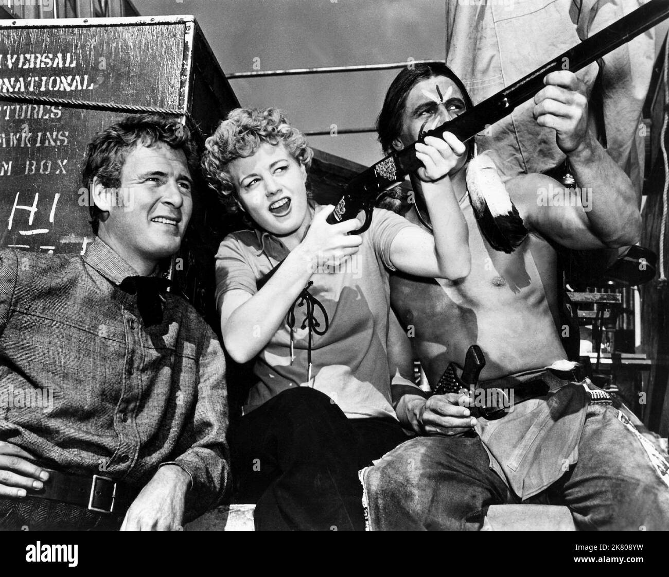 Charles Drake, Shelley Winters & Rock Hudson Film Winchester '73 (USA 1950) Charaktere: Steve Miller, Lola Manners, Young Bull Regisseur: Anthony Mann 01. Juni 1950 **WARNUNG** dieses Foto ist nur für redaktionelle Zwecke bestimmt und unterliegt dem Urheberrecht von UNIVERSAL und/oder dem Fotografen, der von der Film or Production Company zugewiesen wurde. Eine obligatorische Gutschrift für UNIVERSAL ist erforderlich. Der Fotograf sollte ebenfalls angerechnet werden, wenn er bekannt ist. Ohne schriftliche Genehmigung der Film Company kann keine kommerzielle Nutzung gewährt werden. Stockfoto