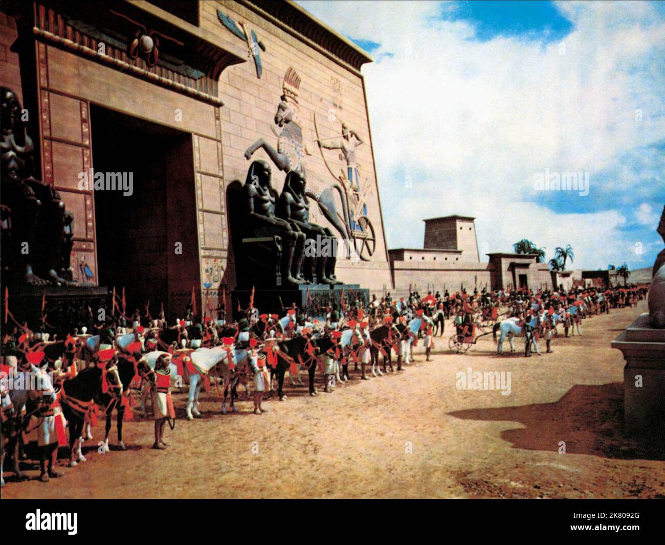 Army Scene Film The Ten Commandments (USA 1956) Regie: Cecil B. DeMille 05 Oktober 1956 **WARNUNG** dieses Foto ist nur für redaktionelle Zwecke bestimmt und unterliegt dem Urheberrecht von UNIVERSAL und/oder dem Fotografen, der von der Film- oder Produktionsgesellschaft beauftragt wurde. Es kann nur durch Veröffentlichungen in Verbindung mit der Werbung für den obigen Film reproduziert werden. Eine obligatorische Gutschrift für UNIVERSAL ist erforderlich. Der Fotograf sollte ebenfalls angerechnet werden, wenn er bekannt ist. Ohne schriftliche Genehmigung der Film Company kann keine kommerzielle Nutzung gewährt werden. Stockfoto