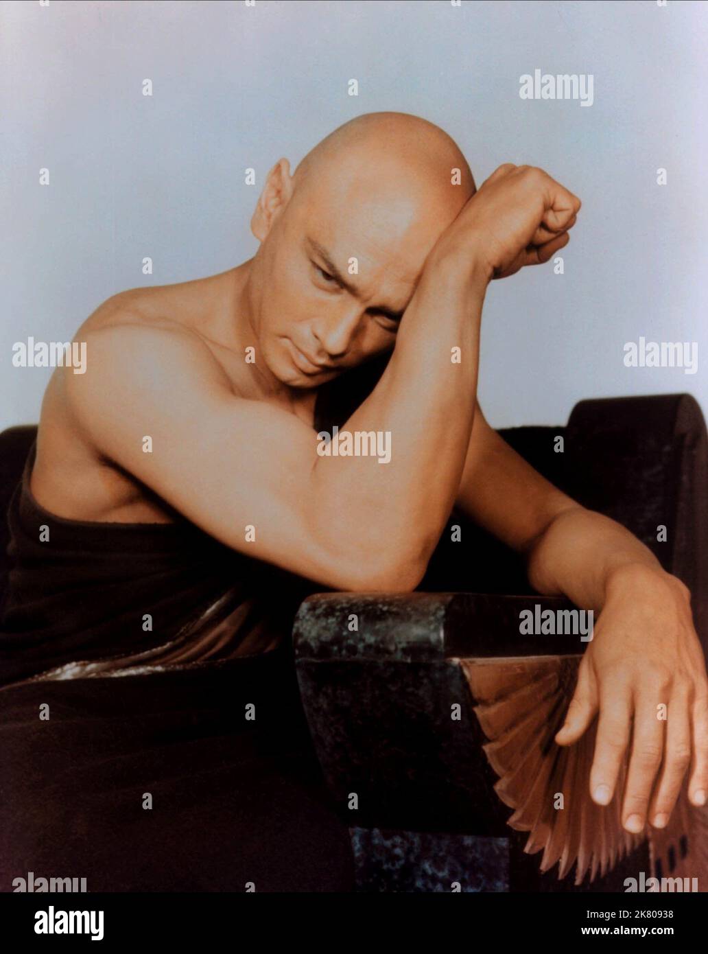 YUL Brynner Film The Ten Commandments (USA 1956) Charaktere: Rameses Regie: Cecil B. DeMille 05. Oktober 1956 **WARNUNG** dieses Foto ist nur für redaktionelle Zwecke bestimmt und unterliegt dem Urheberrecht von UNIVERSAL und/oder dem Fotografen, der von der Film or Production Company zugewiesen wurde. Es kann nur durch Veröffentlichungen in Verbindung mit der Werbung für den oben genannten Film reproduziert werden. Eine obligatorische Gutschrift für UNIVERSAL ist erforderlich. Der Fotograf sollte ebenfalls angerechnet werden, wenn er bekannt ist. Ohne schriftliche Genehmigung der Film Company kann keine kommerzielle Nutzung gewährt werden. Stockfoto