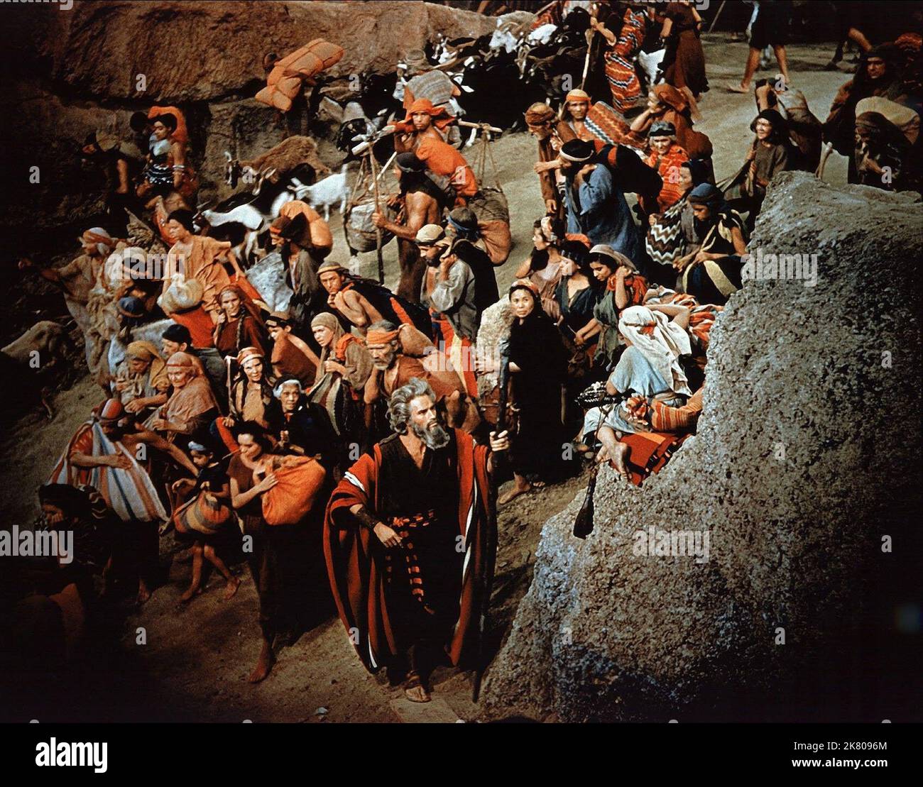 Charlton Heston Film The Ten Commandments (USA 1956) Charaktere: Moses Regie: Cecil B. DeMille 05. Oktober 1956 **WARNUNG** dieses Foto ist nur für redaktionelle Zwecke bestimmt und unterliegt dem Urheberrecht von UNIVERSAL und/oder dem Fotografen, der von der Film or Production Company zugewiesen wurde. Es kann nur durch Veröffentlichungen in Verbindung mit der Werbung für den oben genannten Film reproduziert werden. Eine obligatorische Gutschrift für UNIVERSAL ist erforderlich. Der Fotograf sollte ebenfalls angerechnet werden, wenn er bekannt ist. Ohne schriftliche Genehmigung der Film Company kann keine kommerzielle Nutzung gewährt werden. Stockfoto